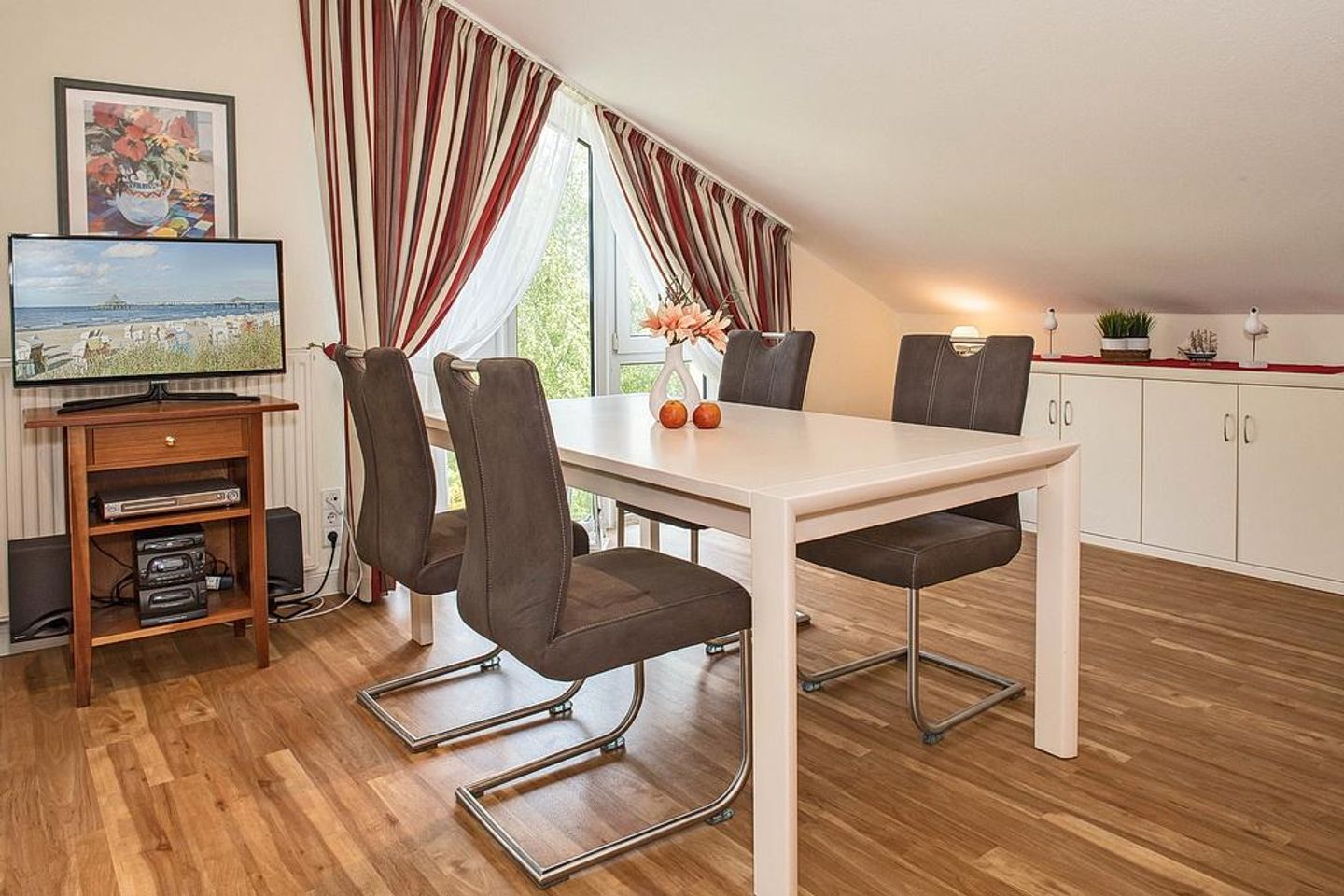 Strand-Park Strand-Park 232 Usedom - Küchenzeile mit Esstisch und Sitzgelegenheit