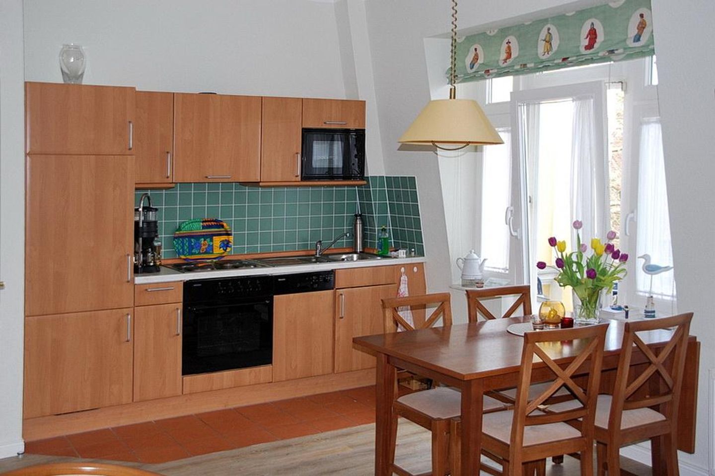 Villa Aegir Villa Aegir 123 Usedom - Küchenzeile mit Esstisch und Sitzgelegenheit