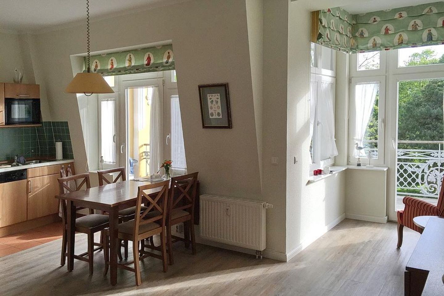 Villa Aegir Villa Aegir 123 Usedom - Wohn-Essbereich mit Couch und Küchenzeile