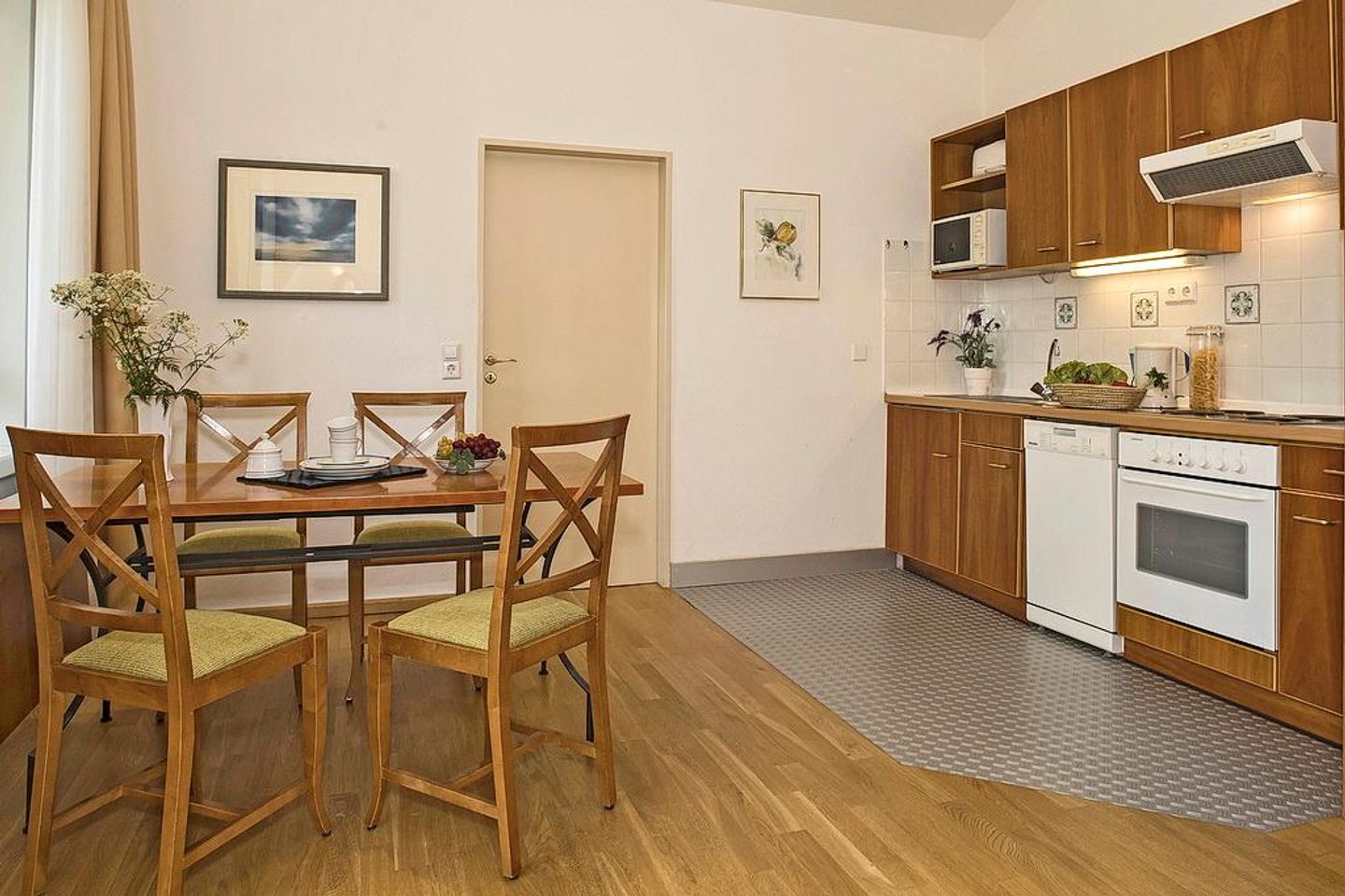 Strand-Park Strand-Park 331 Usedom - Küchenzeile mit Esstisch und Sitzgelegenheit