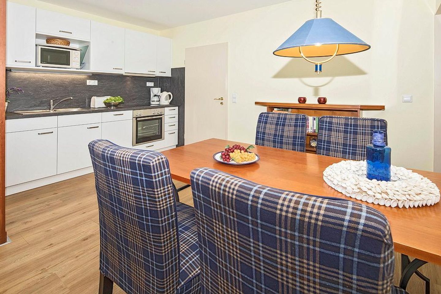 Strand-Park Strand-Park 212 Usedom - Küchenzeile mit Esstisch und Sitzgelegenheit