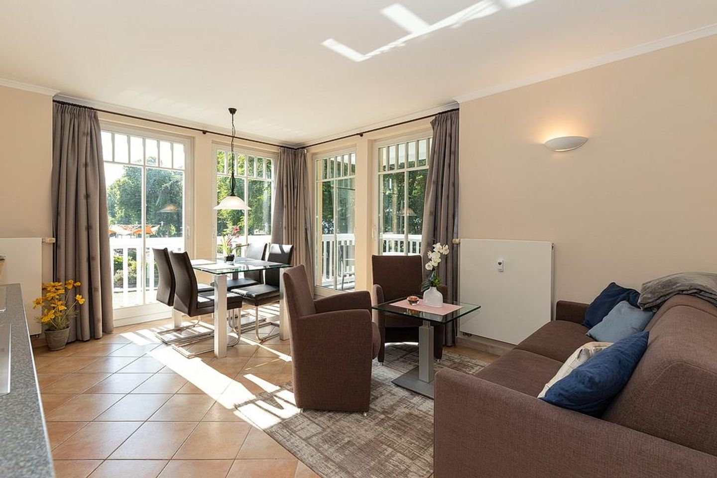 Dünenschloss Dünenschloss 2-12 Kühlungsborn - Wohn-Essbereich mit Couch