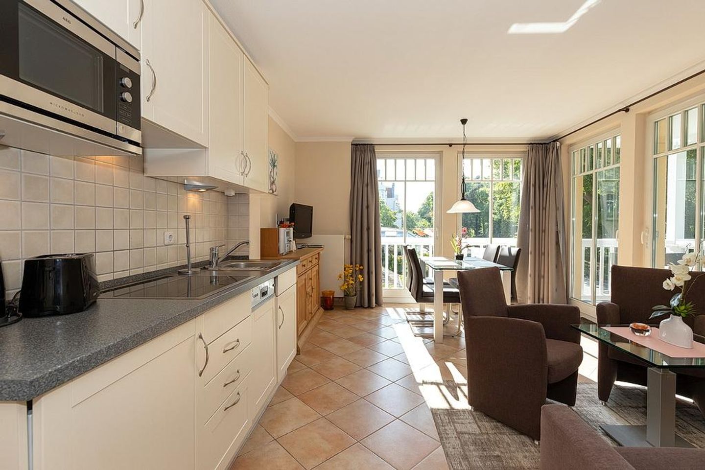 Dünenschloss Dünenschloss 2-12 Kühlungsborn - Wohn-Essbereich mit Couch und Küchenzeile