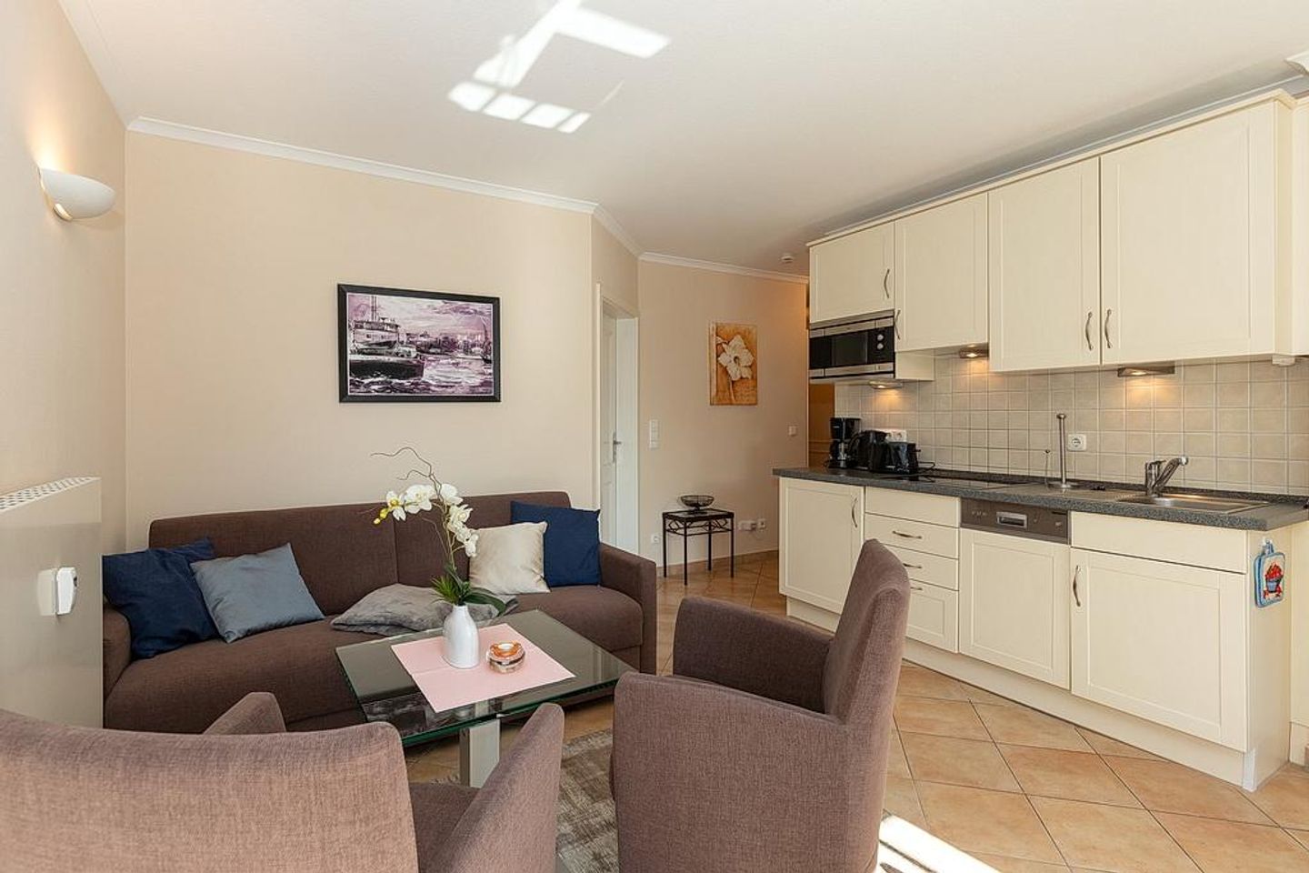 Dünenschloss Dünenschloss 2-12 Kühlungsborn - Wohn-Essbereich mit Couch und Küchenzeile