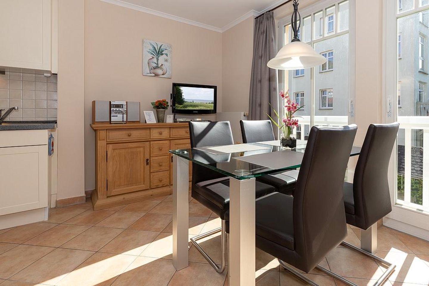 Dünenschloss Dünenschloss 2-12 Kühlungsborn - Wohn-Essbereich mit Couch und Esstisch