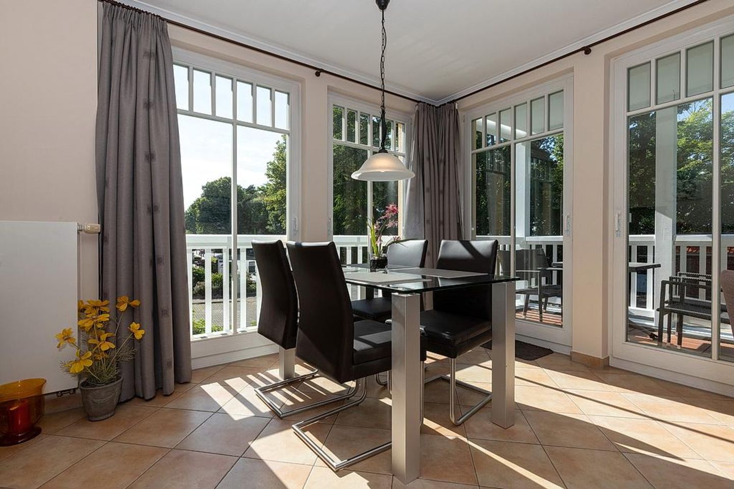 Dünenschloss Dünenschloss 2-12 Kühlungsborn - Wohn-Essbereich mit Couch und Esstisch