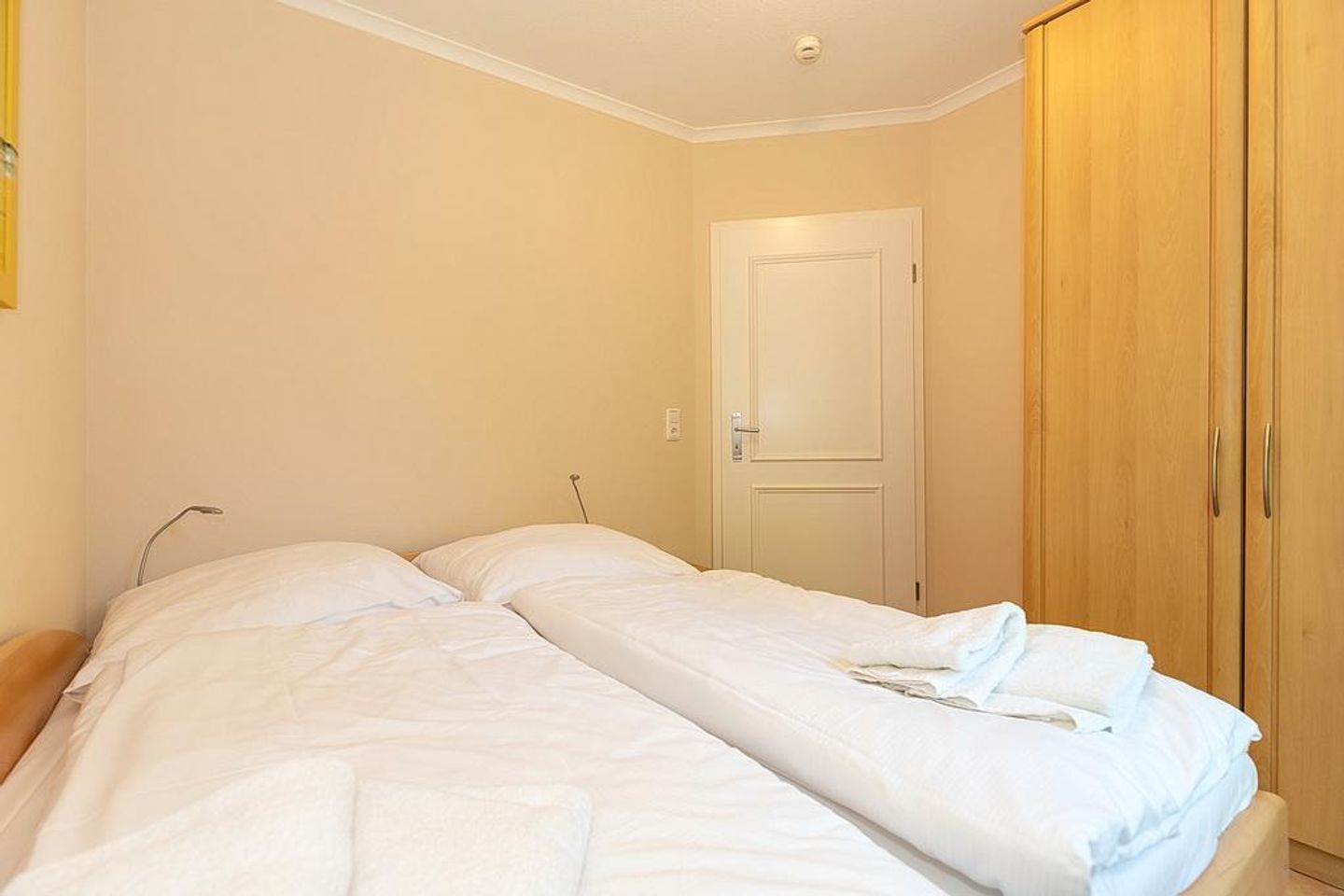 Dünenschloss Dünenschloss 2-12 Kühlungsborn - Schlafzimmer mit Kleiderschrank