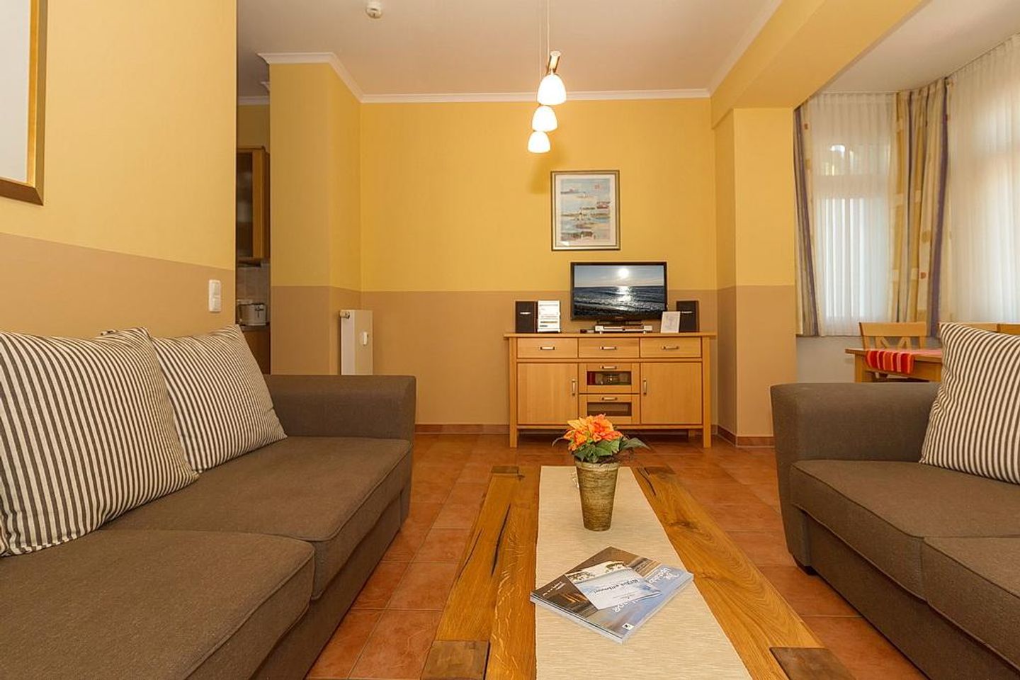 Dünenschloss Dünenschloss 1-16 Kühlungsborn - Wohn-Essbereich mit Couch