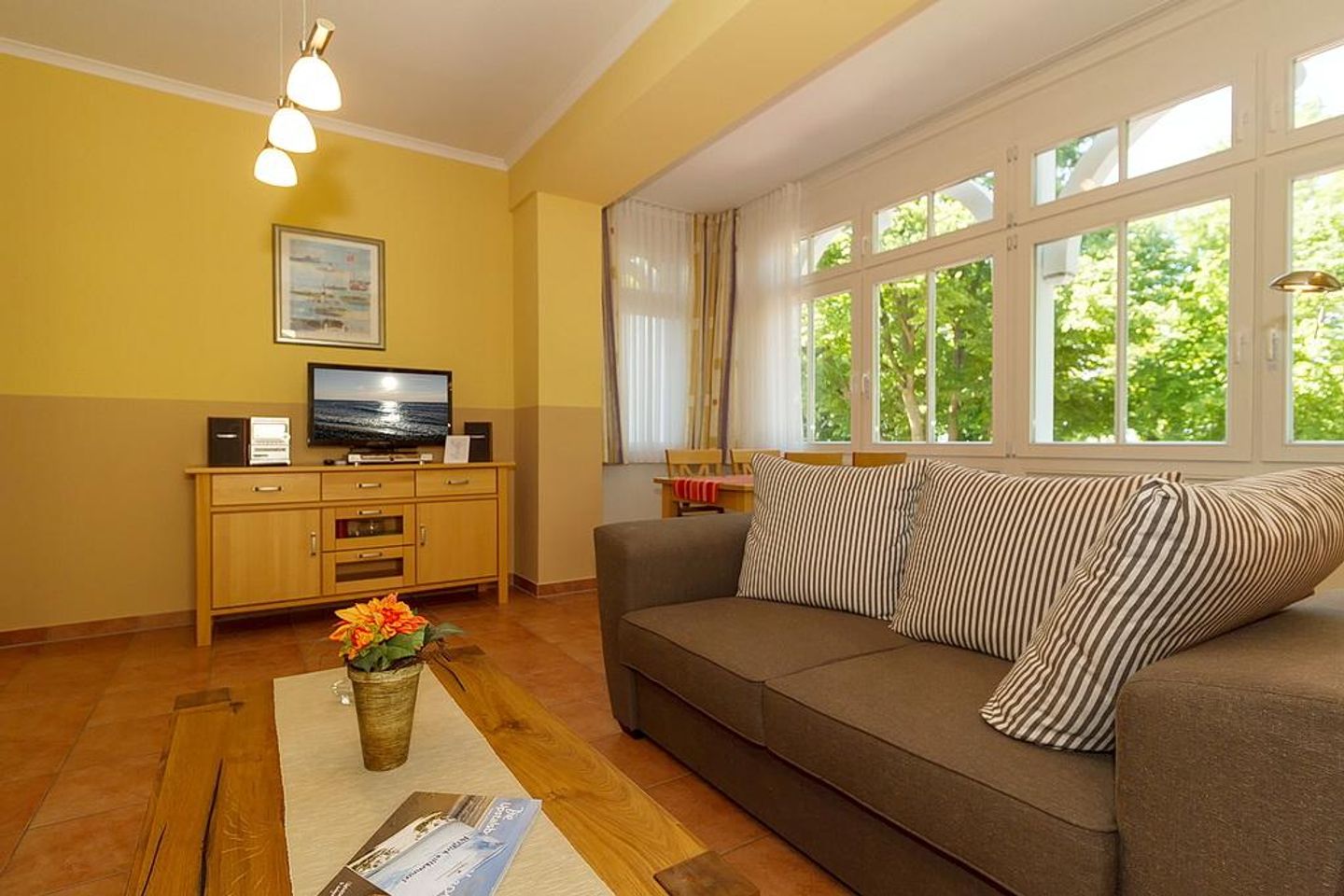 Dünenschloss Dünenschloss 1-16 Kühlungsborn - Wohn-Essbereich mit Couch und Flatscreen-TV