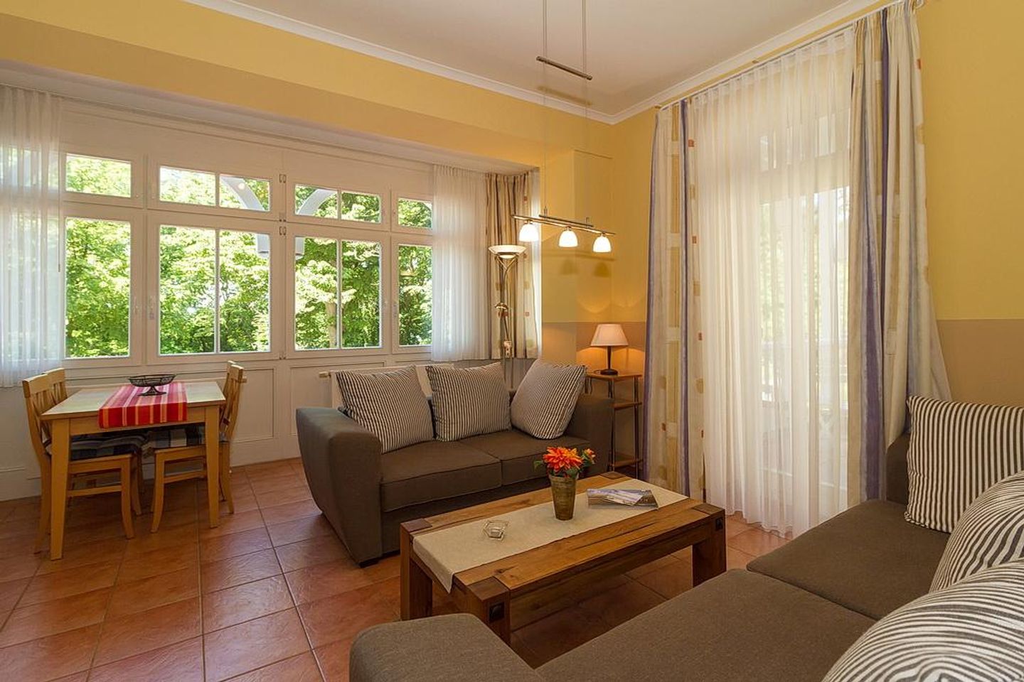 Dünenschloss Dünenschloss 1-16 Kühlungsborn - Wohn-Essbereich mit Couch