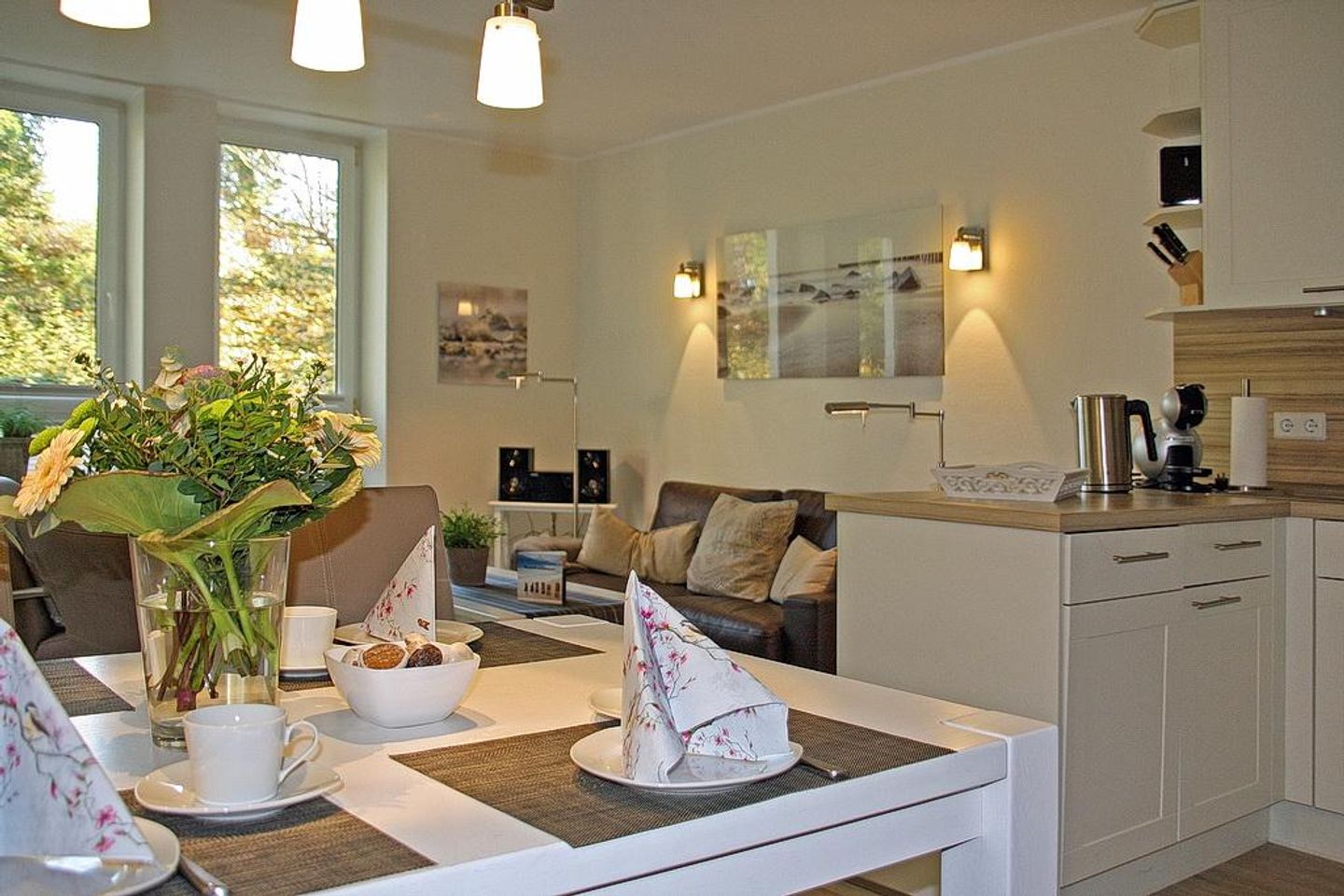 Strand-Park Strand-Park 301 Usedom - Wohn-Essbereich mit Couch und Esstisch