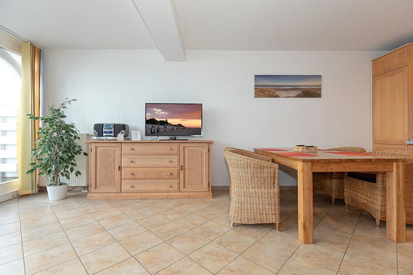 Meeresblick Meeresblick 225 Kühlungsborn - Wohn-Essbereich mit Couch und Flatscreen-TV