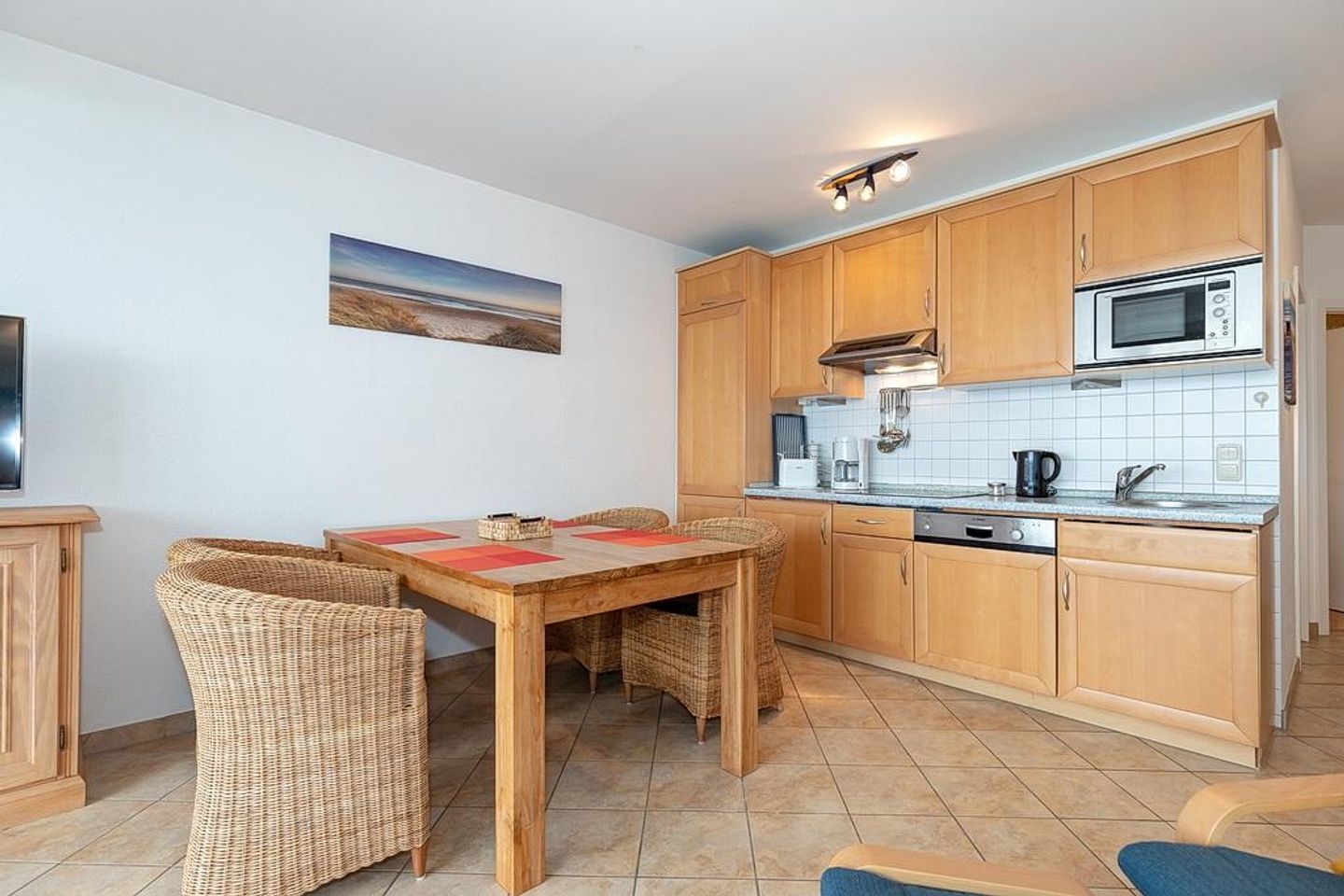 Meeresblick Meeresblick 225 Kühlungsborn - Wohn-Essbereich mit Esstisch, Sitzgelegenheit und Küchenzeile