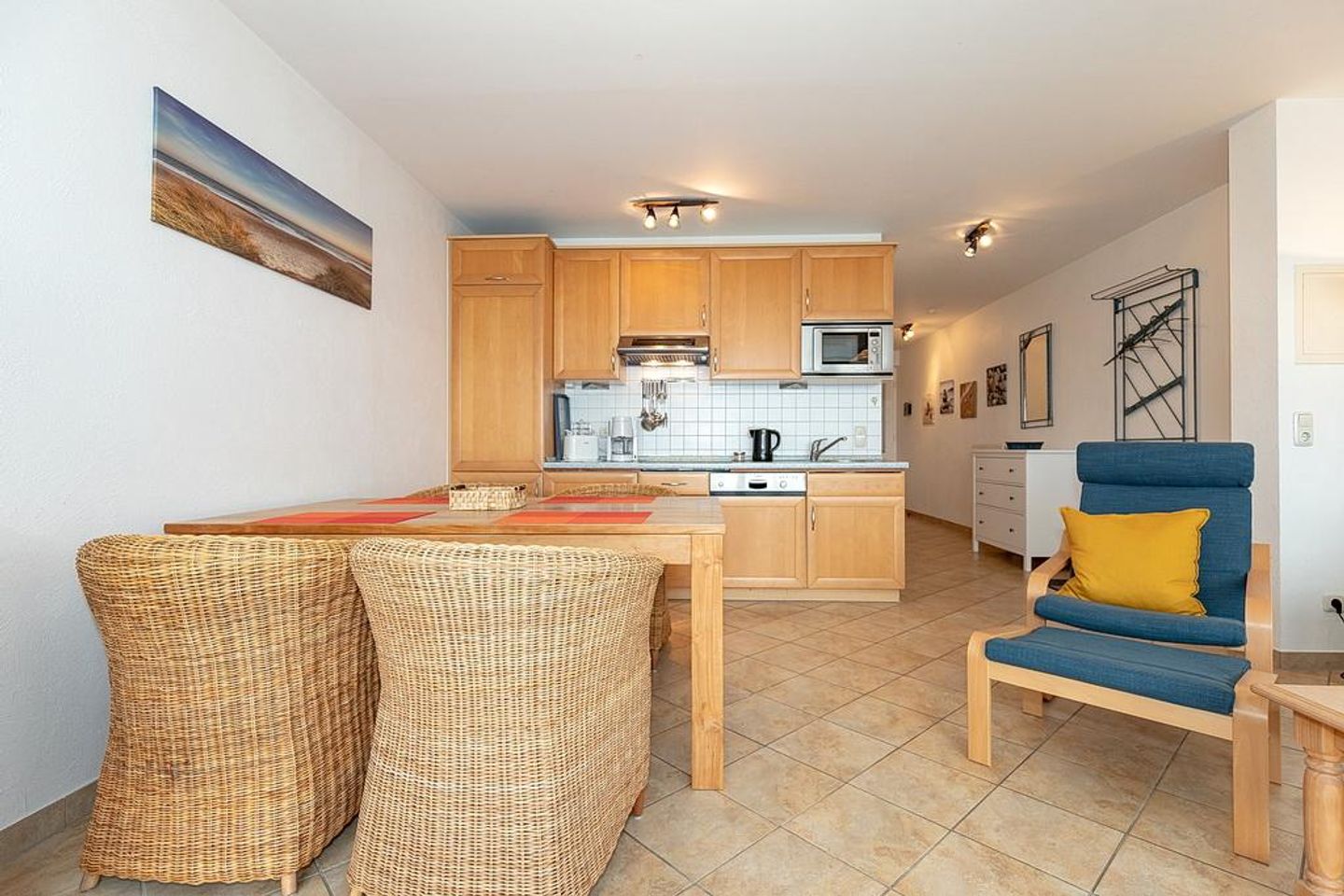 Meeresblick Meeresblick 225 Kühlungsborn - Wohn-Essbereich mit Esstisch, Sitzgelegenheit und Küchenzeile