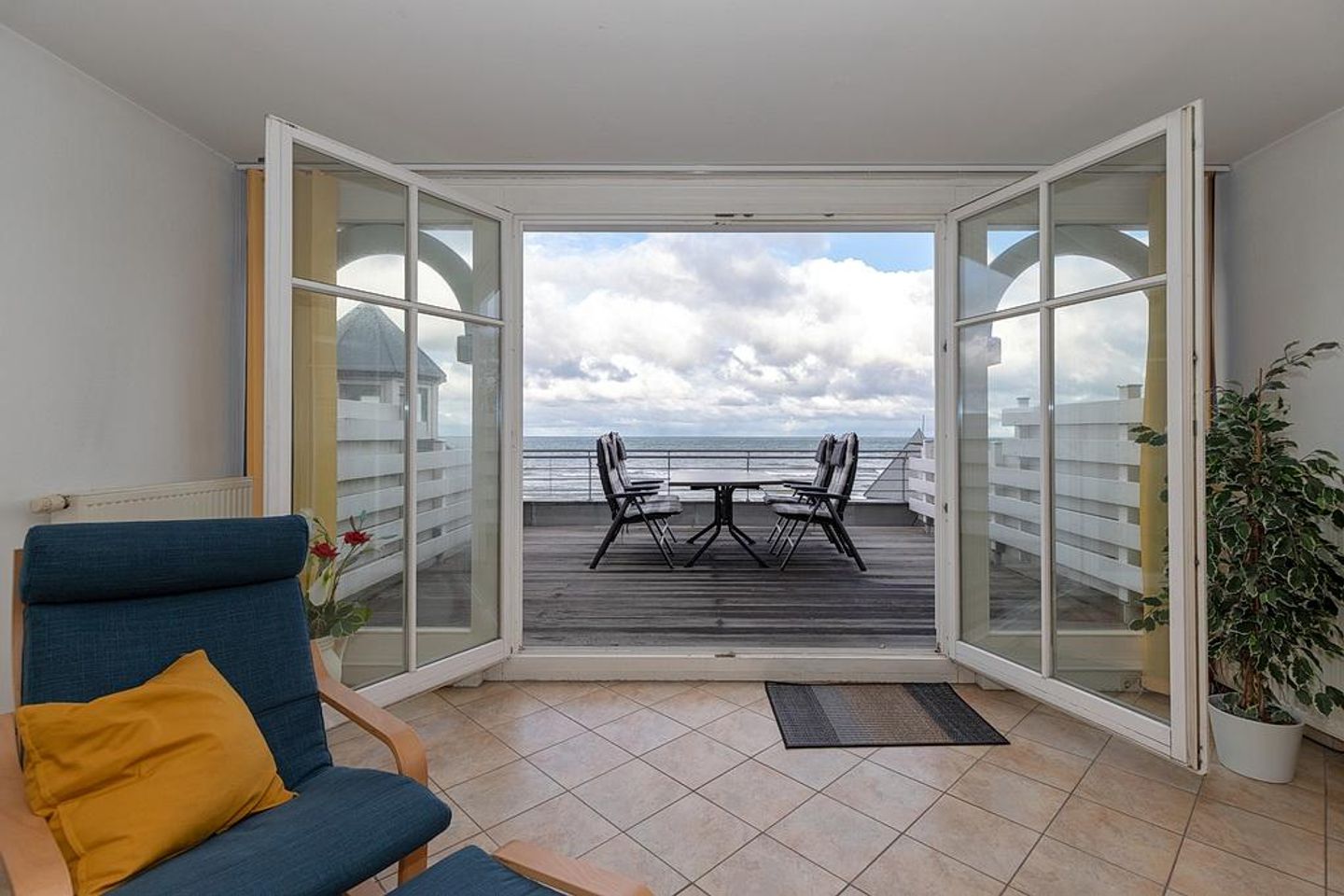 Meeresblick Meeresblick 225 Kühlungsborn - Wohn-Essbereich mit Zugang zum Balkon