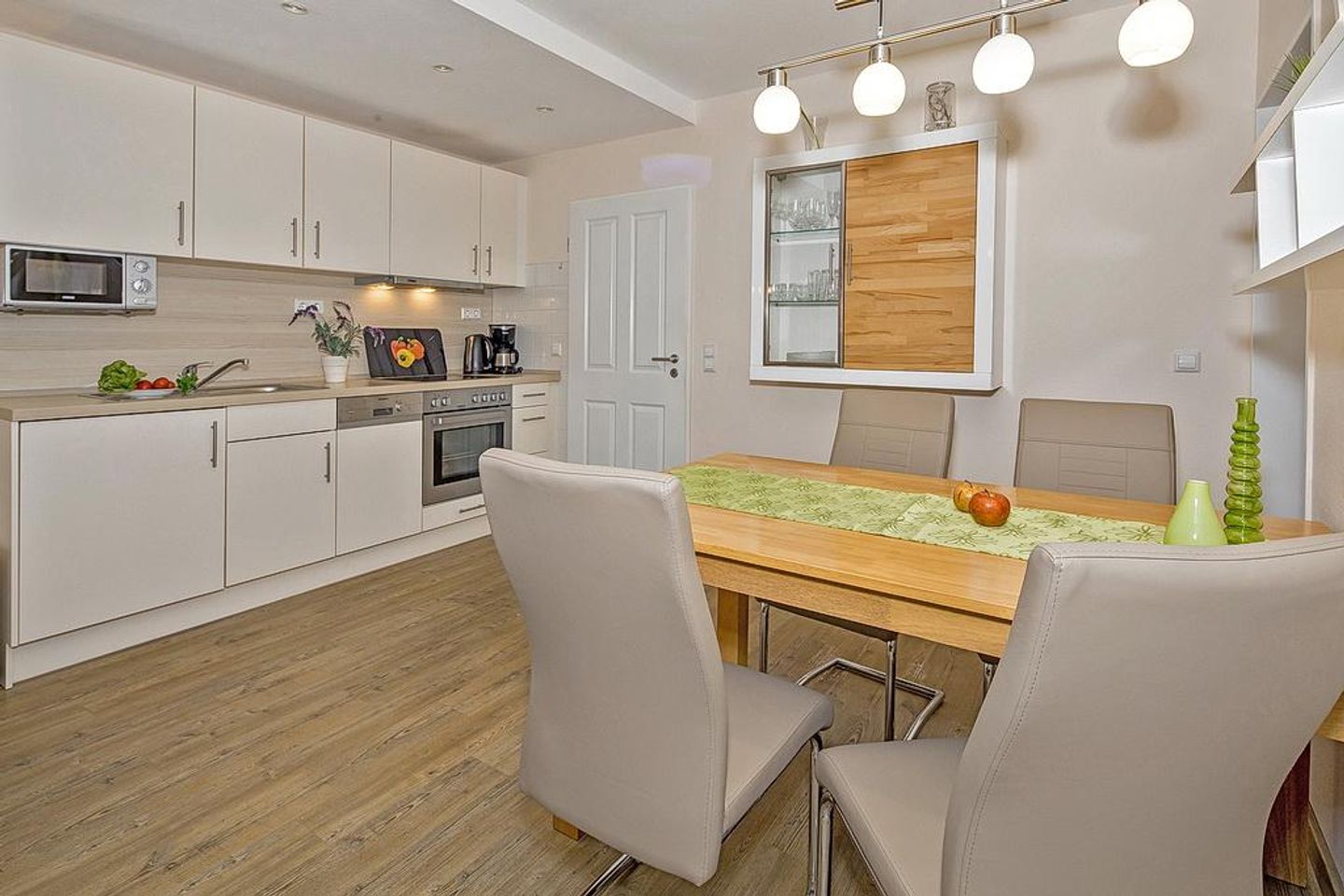 Strand-Park Strand-Park 202 Usedom - Küchenzeile mit Esstisch und Sitzgelegenheit