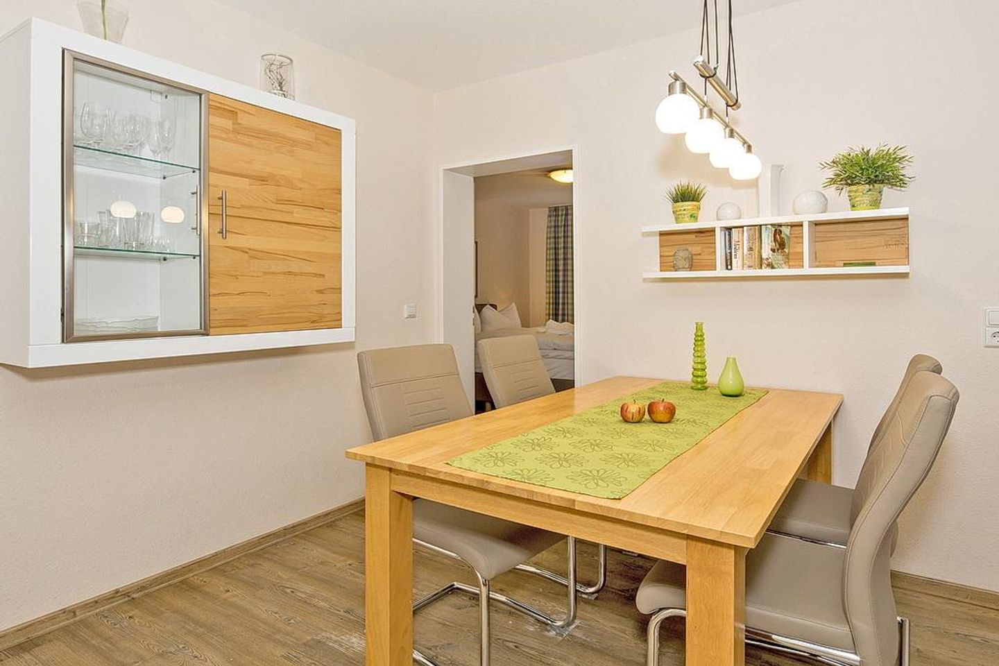 Strand-Park Strand-Park 202 Usedom - Wohn-Essbereich mit Esstisch und Sitzgelegenheit