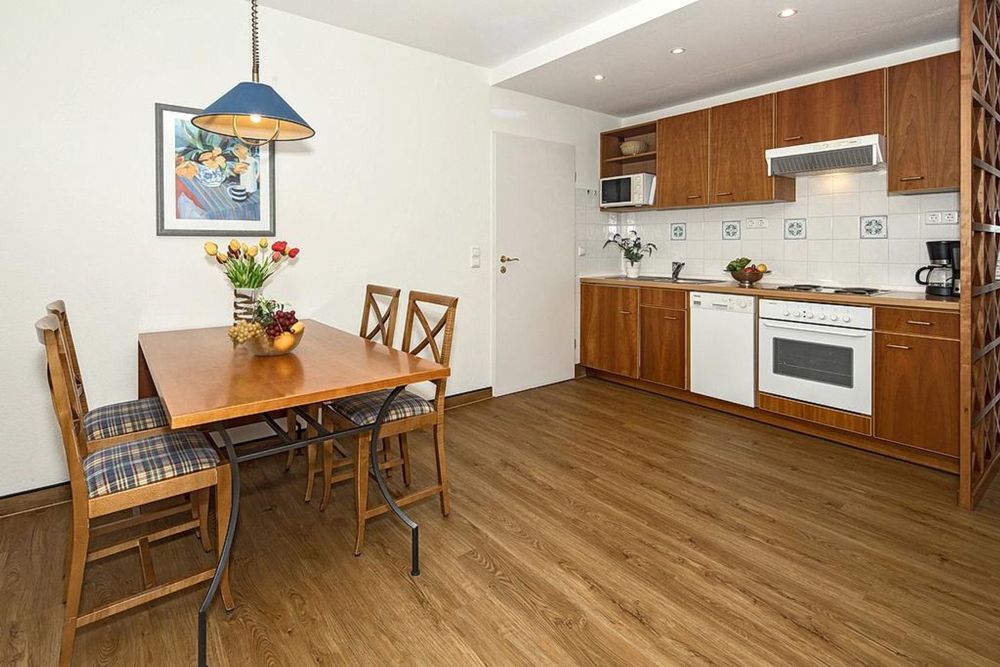 Strand-Park Strand-Park 303 Usedom - Küchenzeile mit Esstisch und Sitzgelegenheit