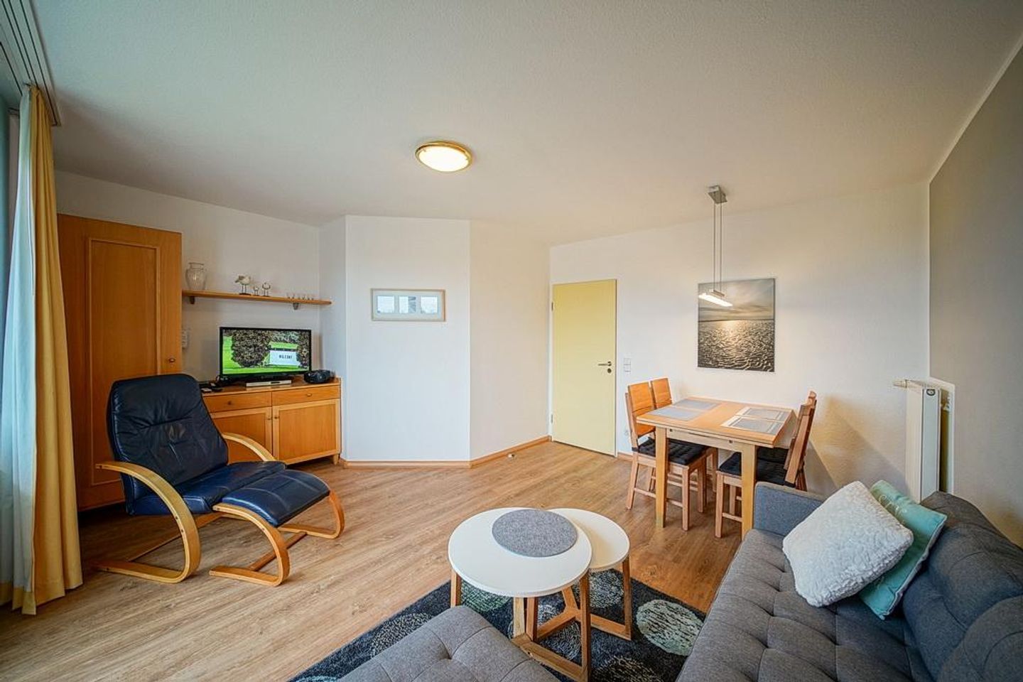 Hus Inselkieker Hus Inselkieker 220 Schillig - Wohnbereich mit Sitzgelegenheit und TV