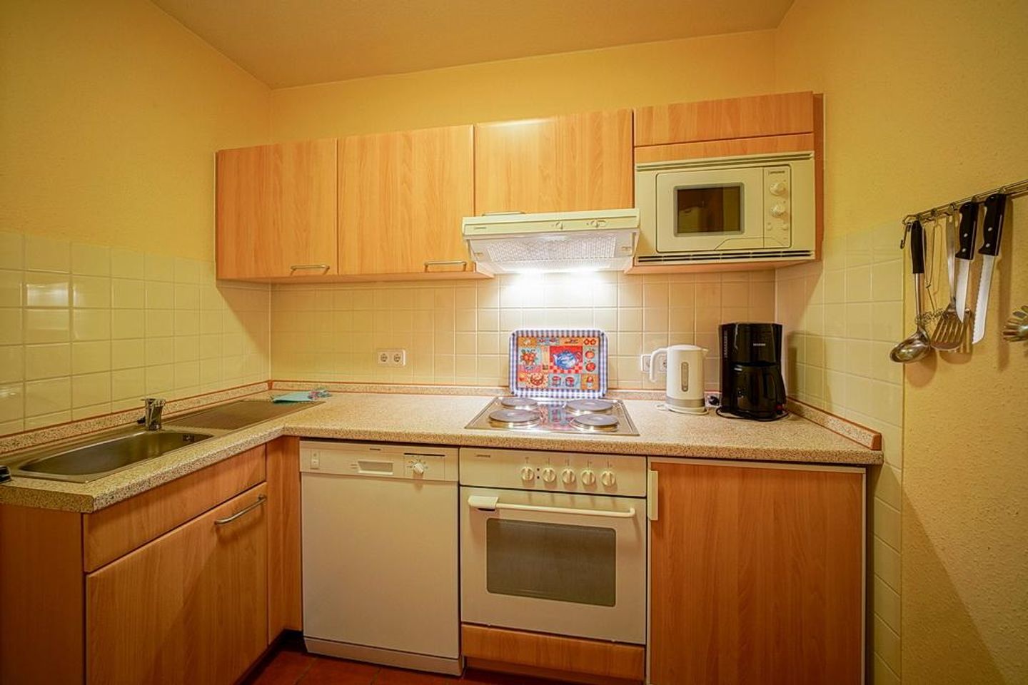 Hus Inselkieker Hus Inselkieker 220 Schillig - Küchenzeile mit Mikrowelle