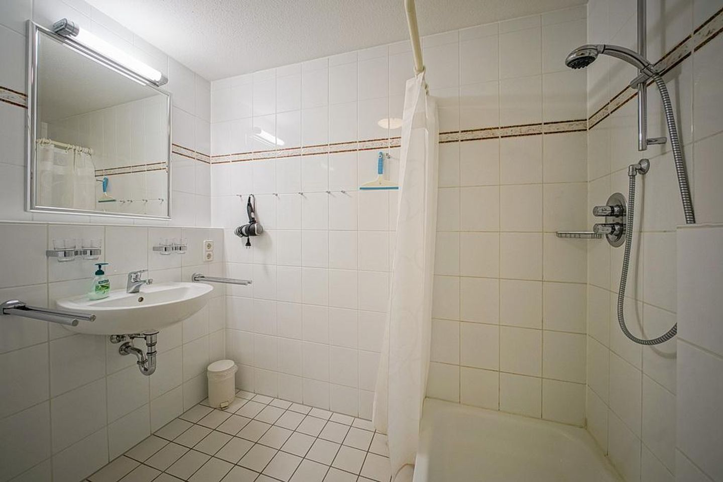 Hus Inselkieker Hus Inselkieker 220 Schillig - Badezimmer mit Dusche, Waschtisch, WC und Spiegel