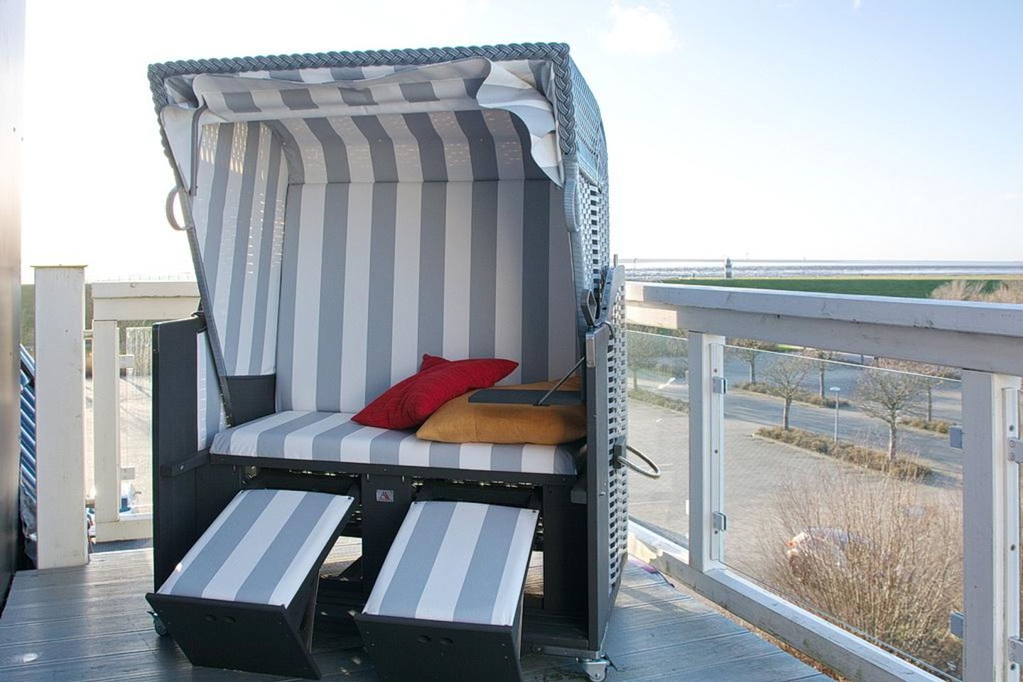 Resort Deichgraf Resort Deichgraf 27-20 Wremen - Balkon mit Strandkorb