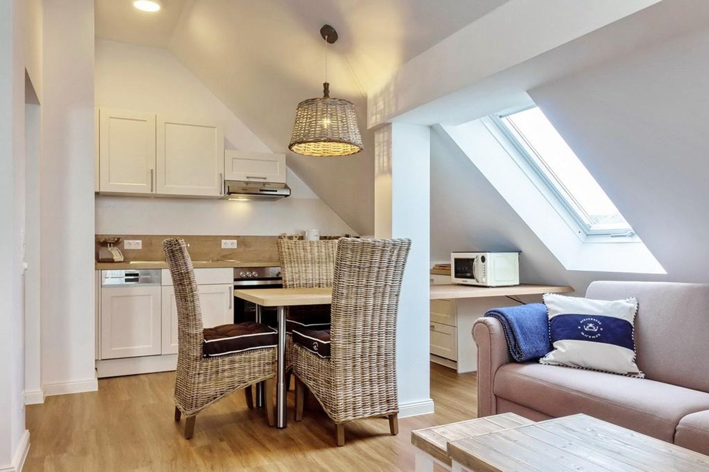 Seehof Seehof 42 Usedom - Wohn-Essbereich mit Esstisch, Sitzgelegenheit und Küchenzeile