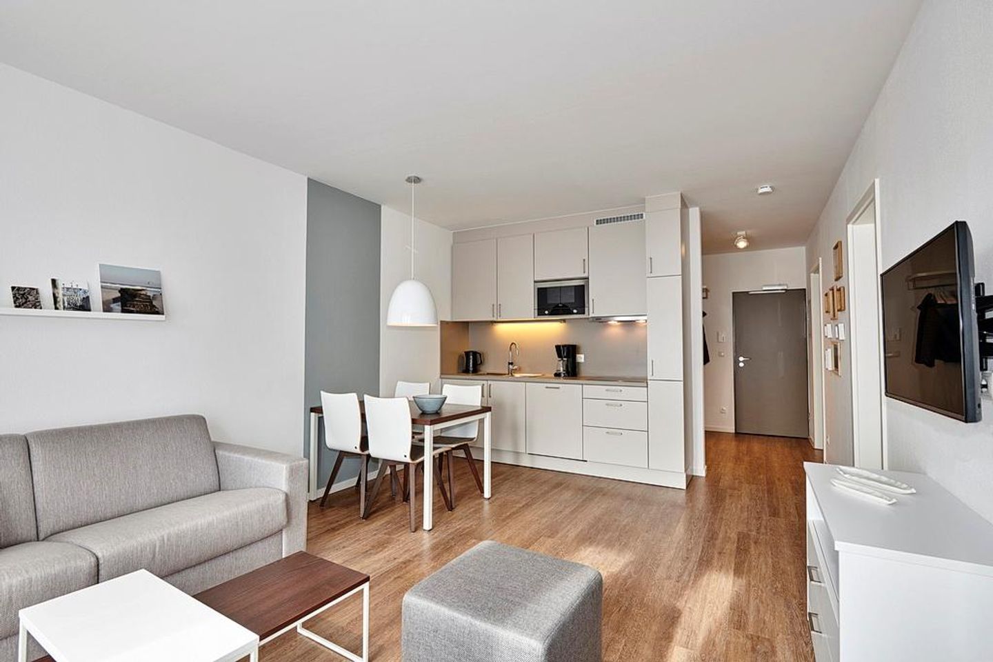 Deichhäuser Anna Küste Deichhäuser Anna Küste 4-14 Bensersiel - Wohn-Essbereich mit Küchenzeile