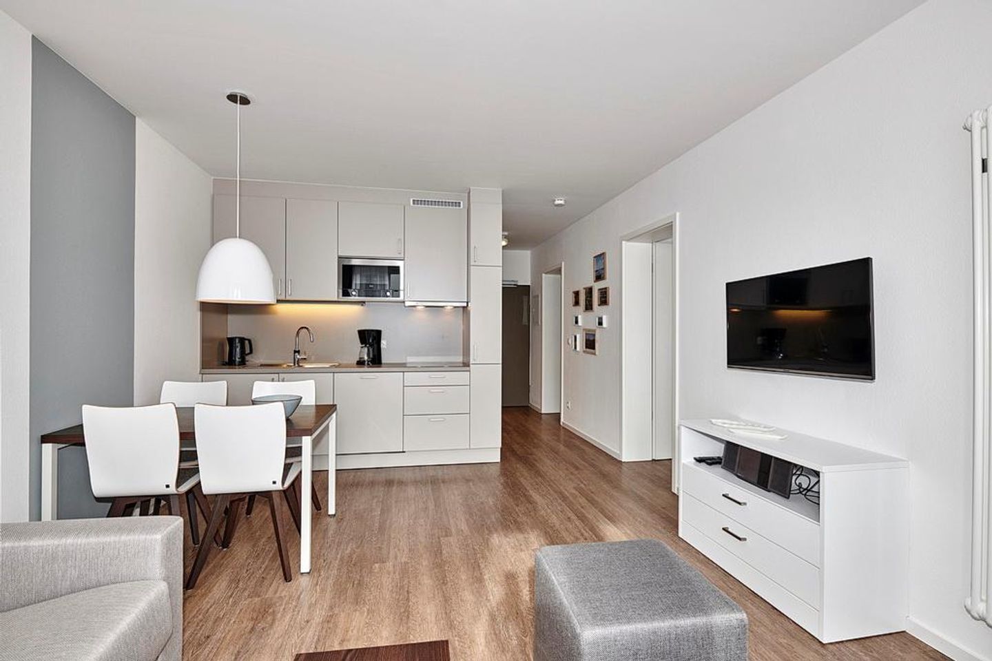 Deichhäuser Anna Küste Deichhäuser Anna Küste 4-14 Bensersiel - Wohn-Essbereich mit Esstisch, Sitzgelegenheit und Küchenzeile