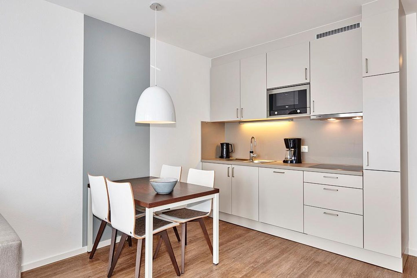 Deichhäuser Anna Küste Deichhäuser Anna Küste 4-14 Bensersiel - Wohn-Essbereich mit Esstisch, Sitzgelegenheit und Küchenzeile