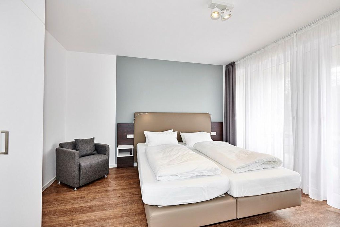 Deichhäuser Anna Küste Deichhäuser Anna Küste 4-14 Bensersiel - Schlafzimmer mit Doppelbett, Kleiderschrank, Flatscreen TV und Zugang zur Terrasse