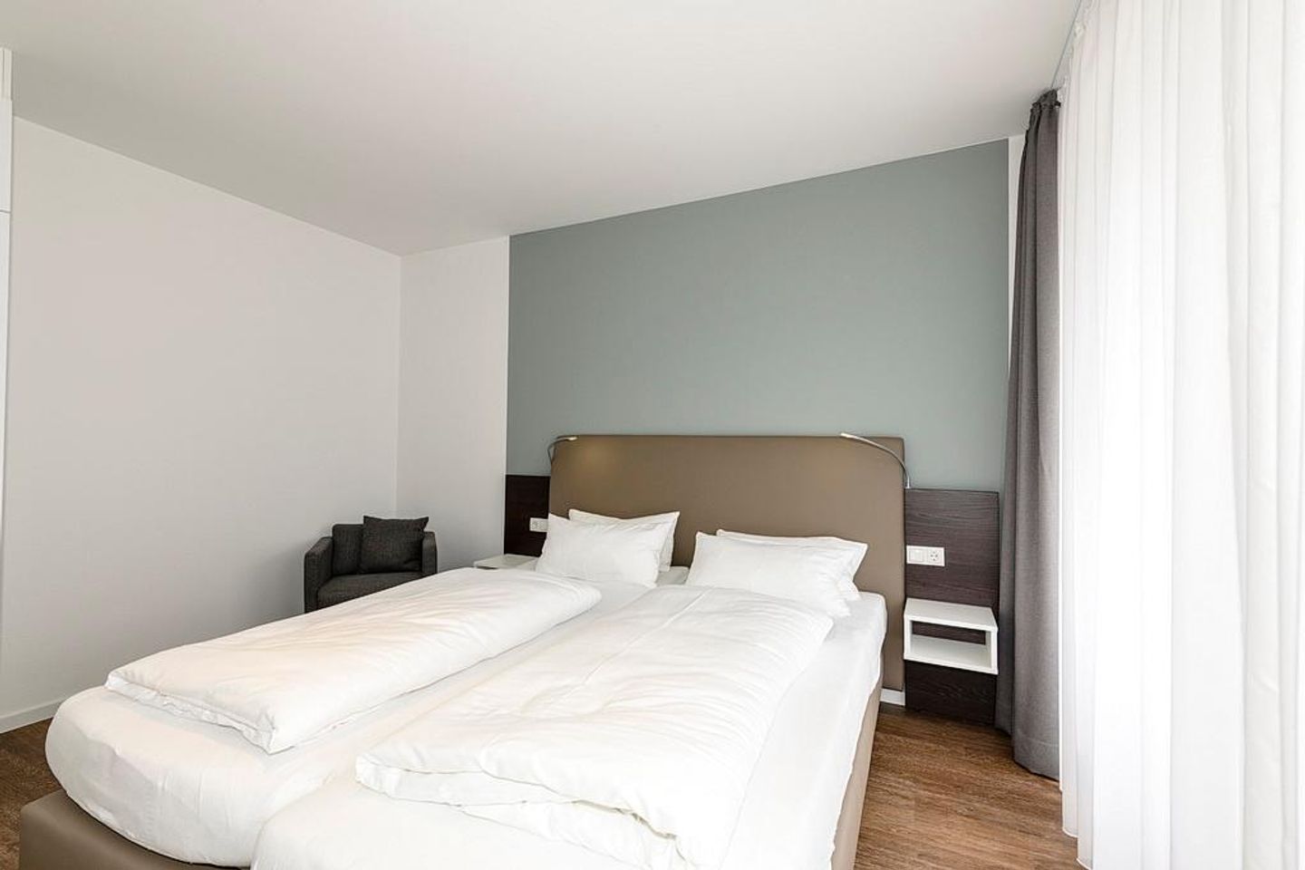 Deichhäuser Anna Küste Deichhäuser Anna Küste 4-14 Bensersiel - Schlafzimmer mit Doppelbett, Kleiderschrank