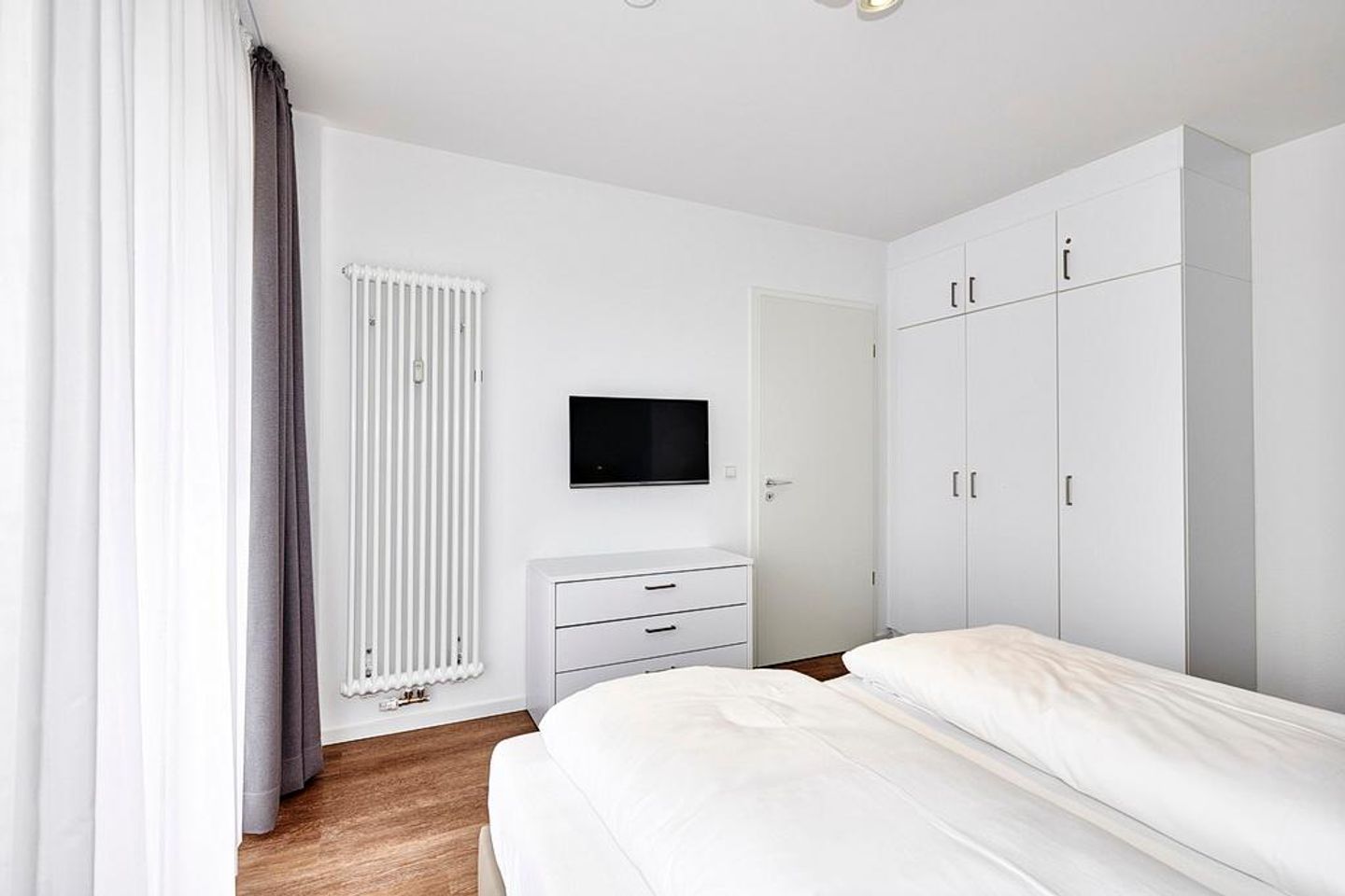 Deichhäuser Anna Küste Deichhäuser Anna Küste 4-14 Bensersiel - Schlafzimmer mit Doppelbett und Flatscreen TV - gbmv0-01 - Großenbrode