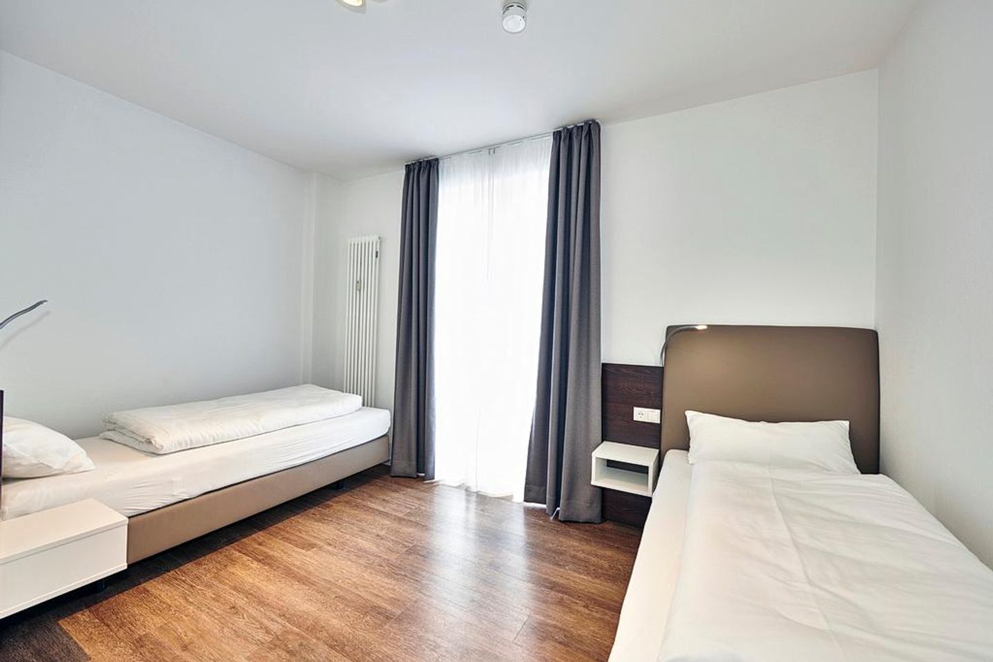 Deichhäuser Anna Küste Deichhäuser Anna Küste 4-14 Bensersiel - Schlafzimmer mit zwei Einzelbetten und Kleiderschrank