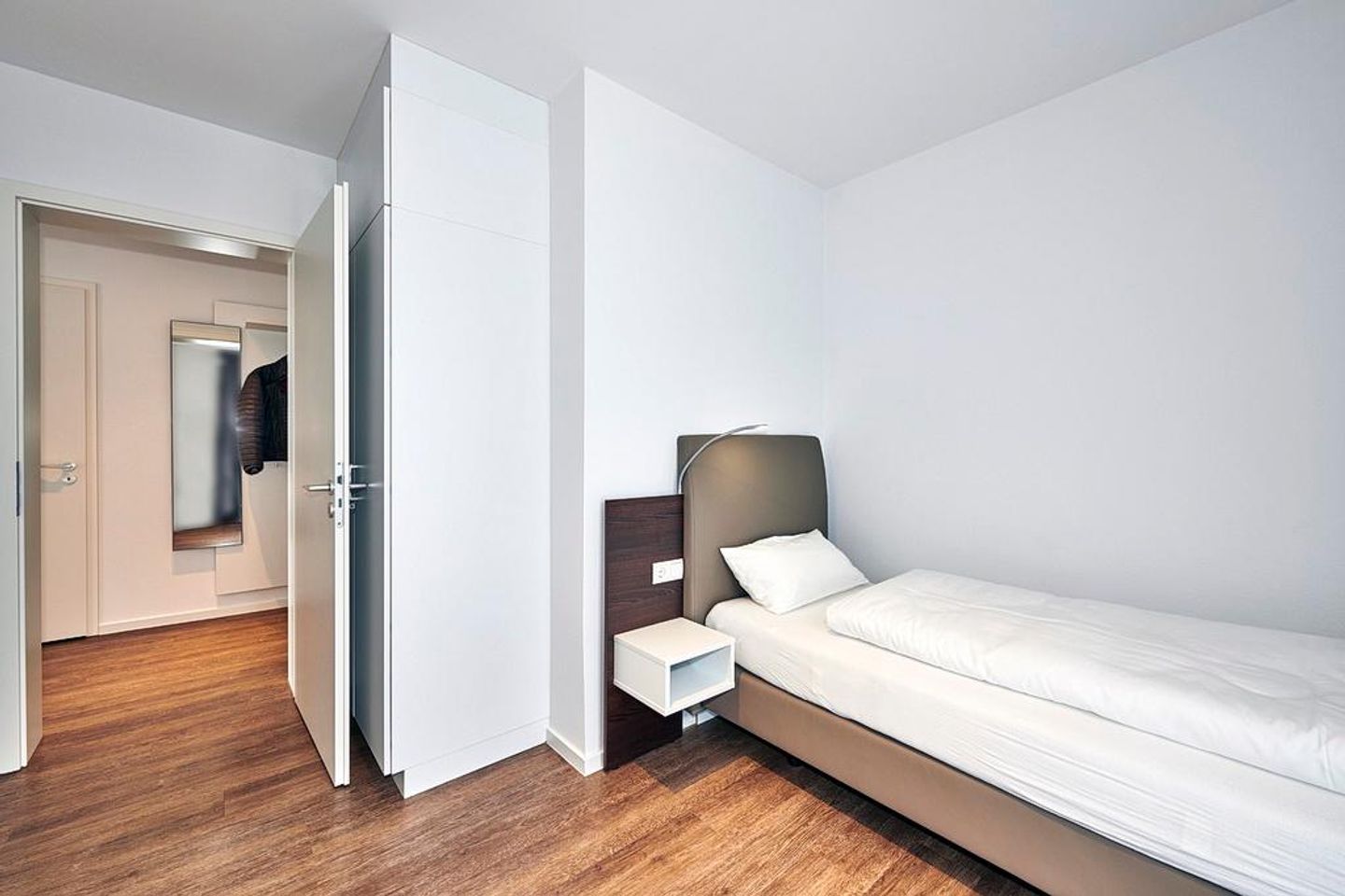 Deichhäuser Anna Küste Deichhäuser Anna Küste 4-14 Bensersiel - Schlafzimmer mit zwei Einzelbetten und Kleiderschrank