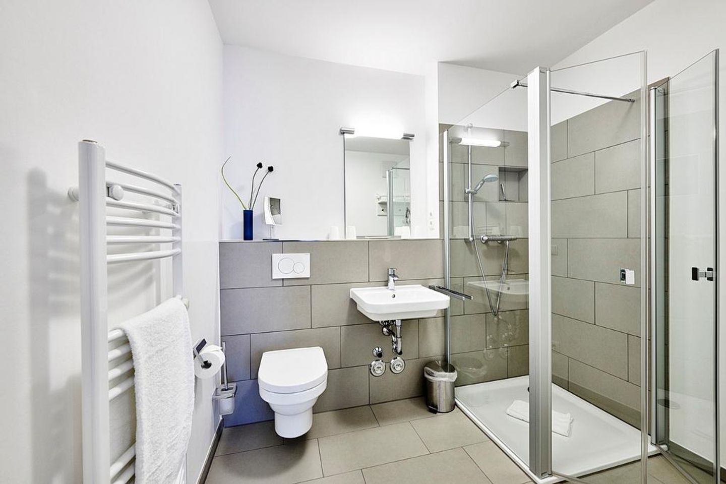 Deichhäuser Anna Küste Deichhäuser Anna Küste 4-14 Bensersiel - Badezimmer mit Dusche, Waschtisch, WC und Spiegel