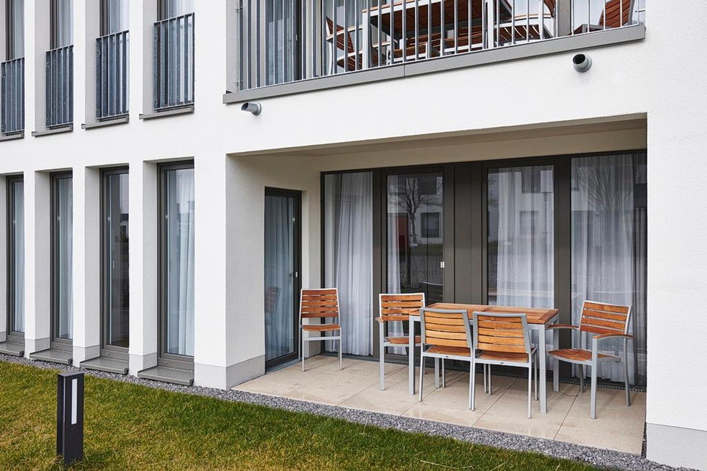 Deichhäuser Anna Küste Deichhäuser Anna Küste 4-14 Bensersiel - Überdachte Terrasse mit Sitzgelegenheit