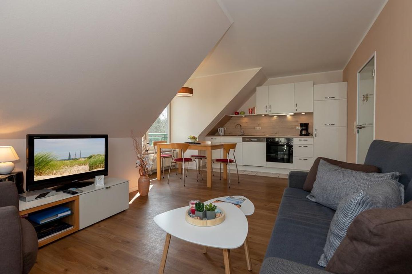 Ostseeallee 32b Ostseeallee 32b 2-2 Kühlungsborn - Wohn-Essbereich mit Couch