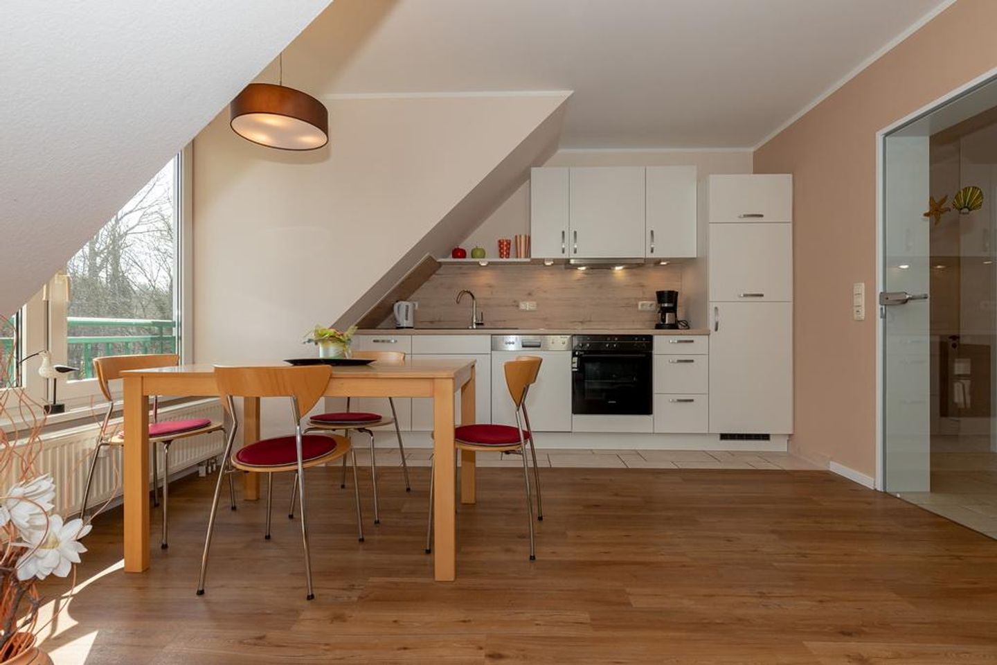 Ostseeallee 32b Ostseeallee 32b 2-2 Kühlungsborn - Küchenzeile mit Esstisch und Sitzgelegenheit