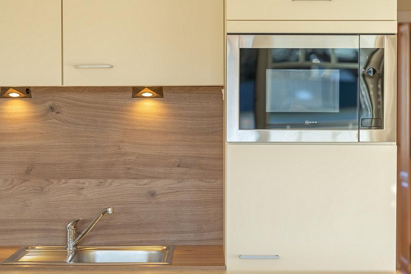 Villa Seerose Villa Seerose 08 Rügen - Küchenzeile mit Mikrowelle