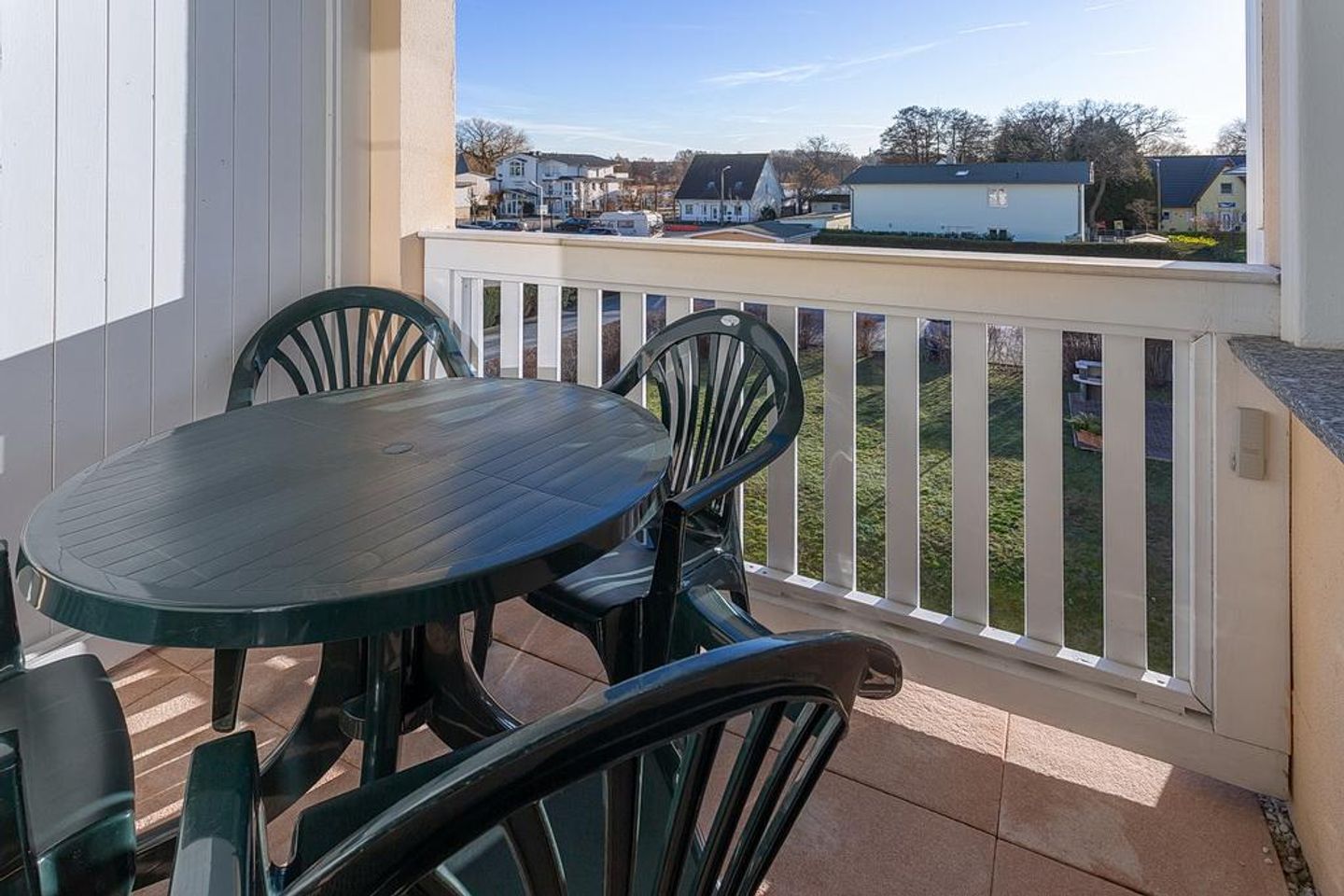 Villa Seerose Villa Seerose 08 Rügen - Balkon mit Gartenmöbeln