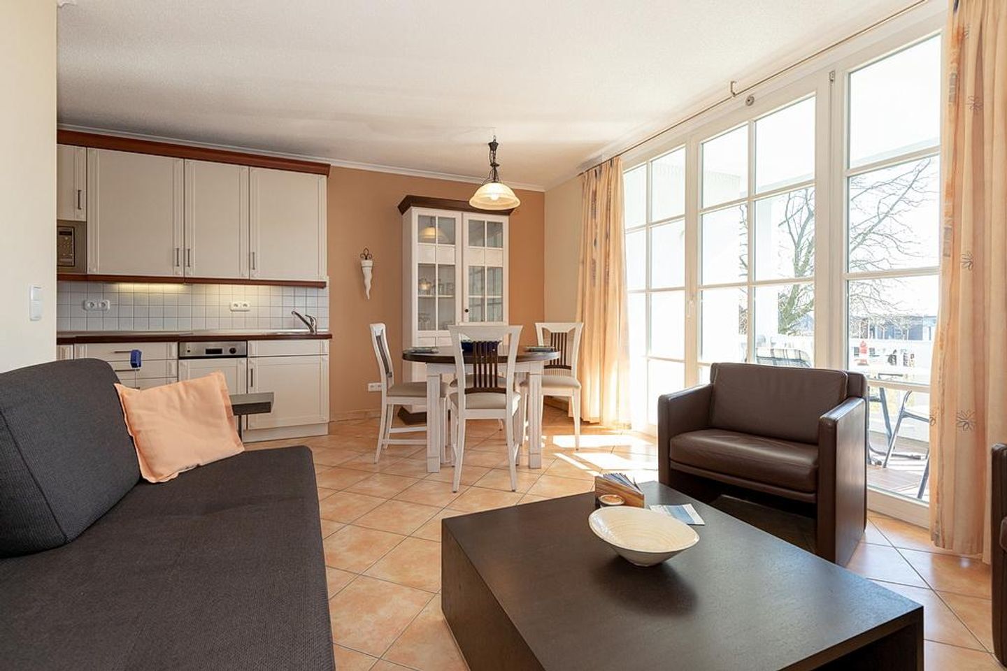 Apartmenthaus Atlantik Apartmenthaus Atlantik 116 Kühlungsborn - Wohn-Essbereich mit Couch, Esstisch und Sitzgelegenheit