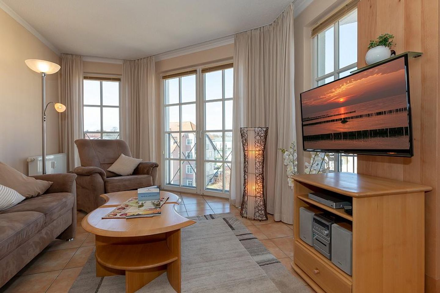 Apartmenthaus Atlantik Apartmenthaus Atlantik 302 Kühlungsborn - Wohn-Essbereich mit Couch und Flatscreen-TV