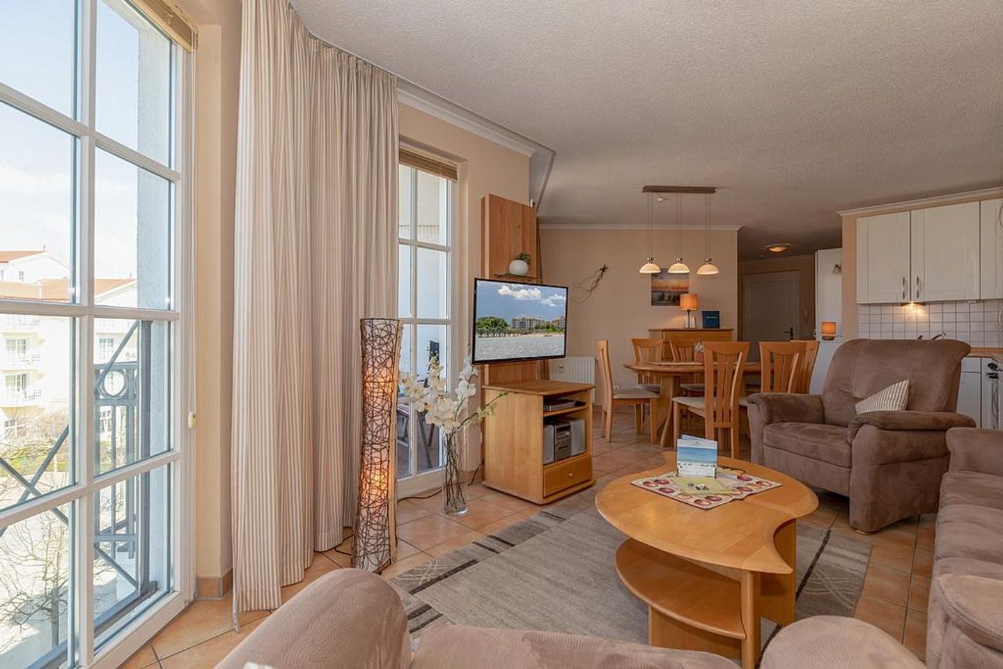 Apartmenthaus Atlantik Apartmenthaus Atlantik 302 Kühlungsborn - Wohn-Essbereich mit Couch und Esstisch