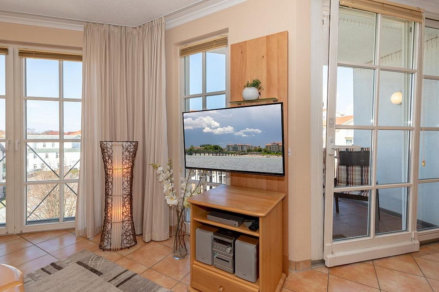 Apartmenthaus Atlantik Apartmenthaus Atlantik 302 Kühlungsborn - Wohn-Essbereich mit Couch und Flatscreen-TV