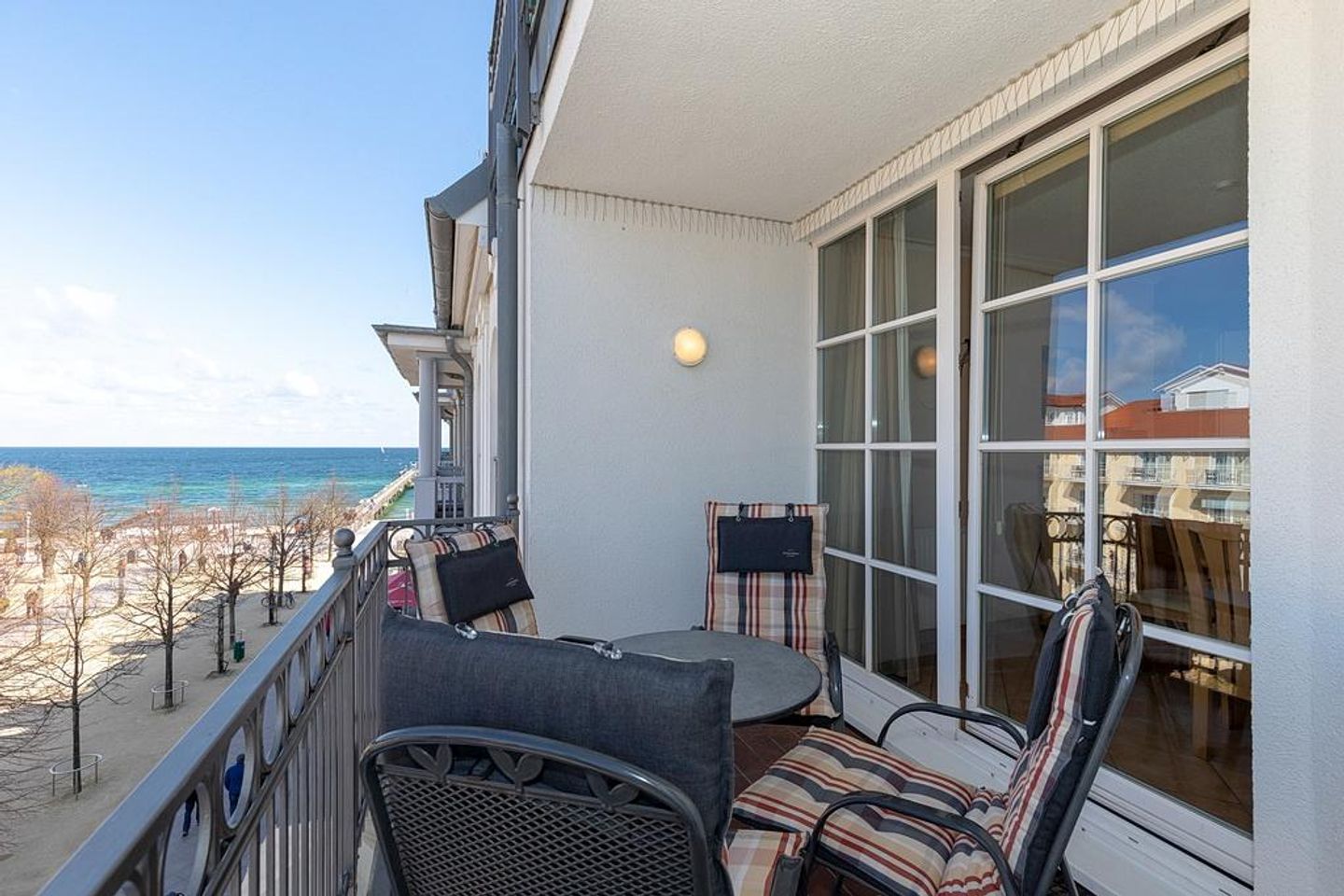 Apartmenthaus Atlantik Apartmenthaus Atlantik 302 Kühlungsborn - Balkon mit Gartenmöbeln