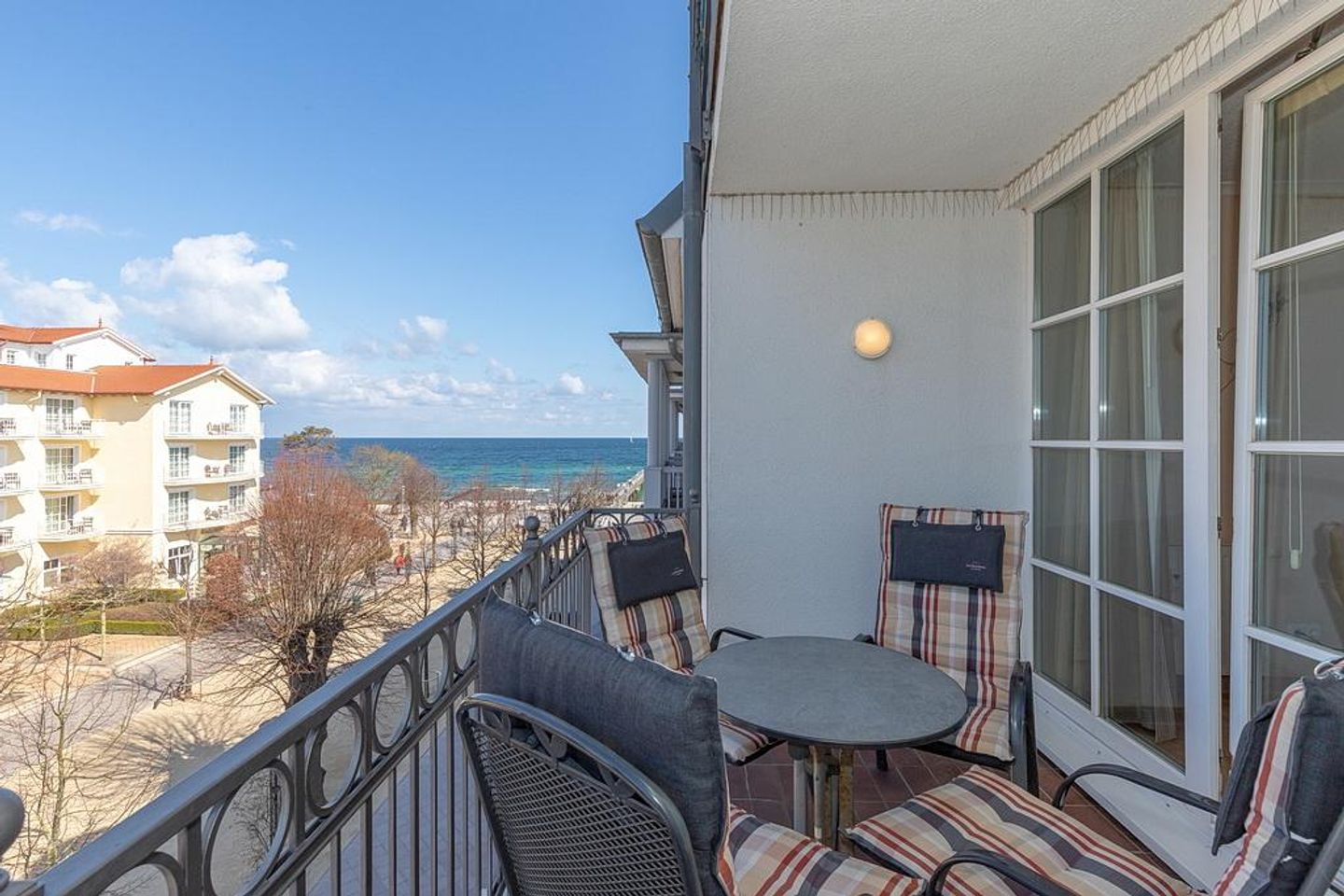 Apartmenthaus Atlantik Apartmenthaus Atlantik 302 Kühlungsborn - Balkon mit Gartenmöbeln