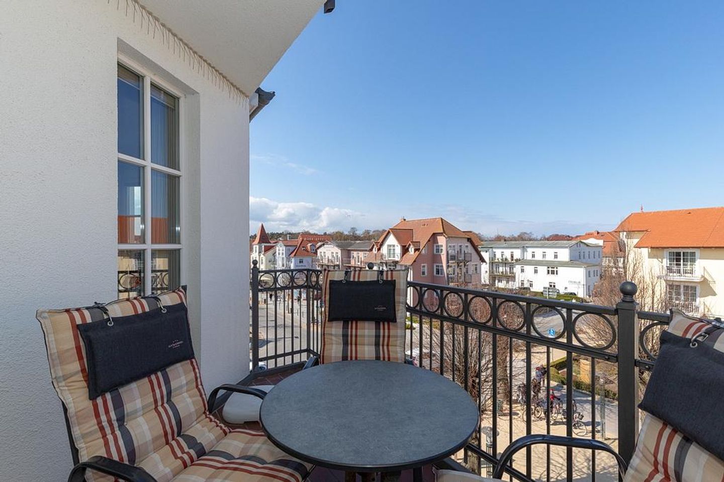 Apartmenthaus Atlantik Apartmenthaus Atlantik 302 Kühlungsborn - Balkon mit Gartenmöbeln