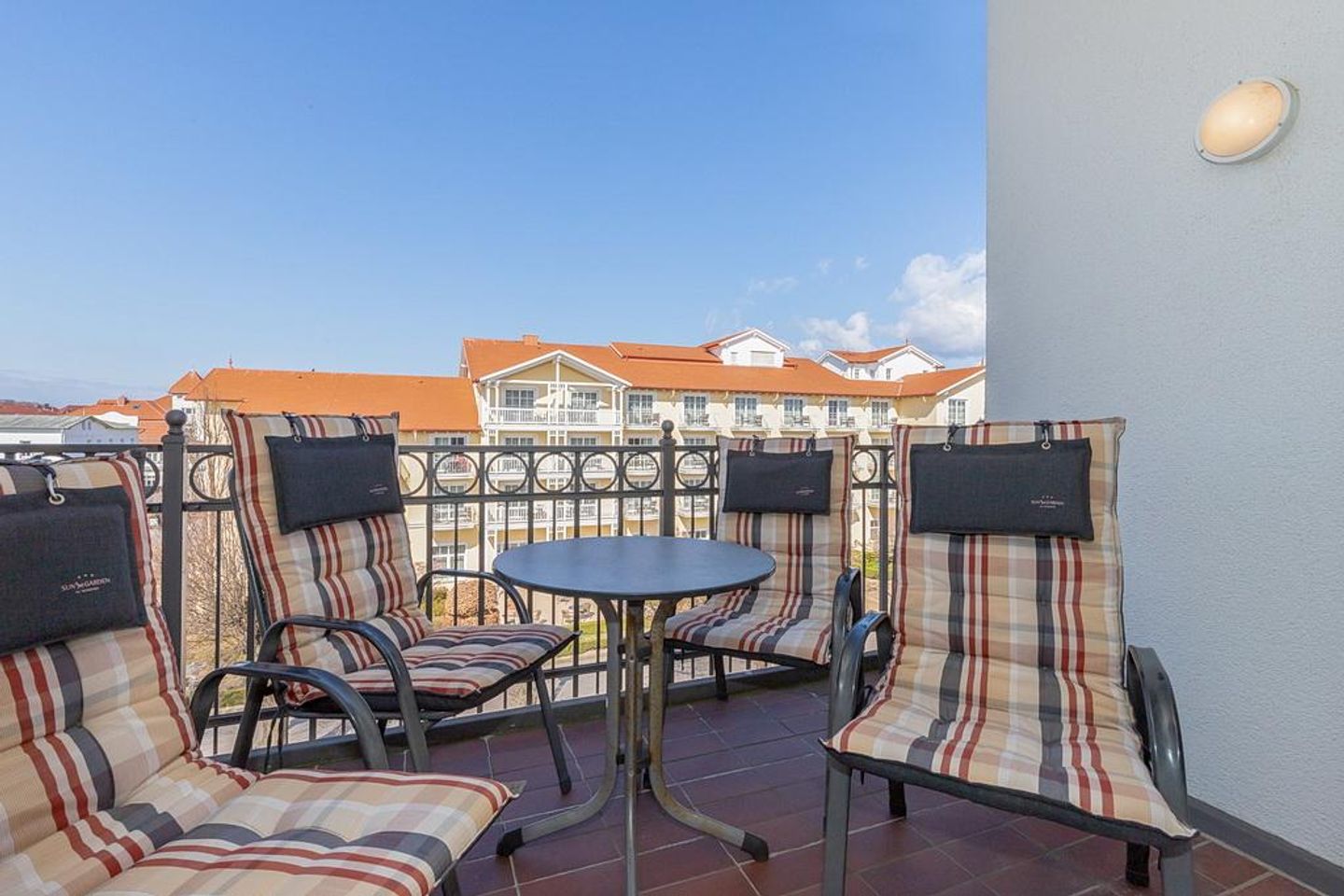 Apartmenthaus Atlantik Apartmenthaus Atlantik 302 Kühlungsborn - Balkon mit Gartenmöbeln