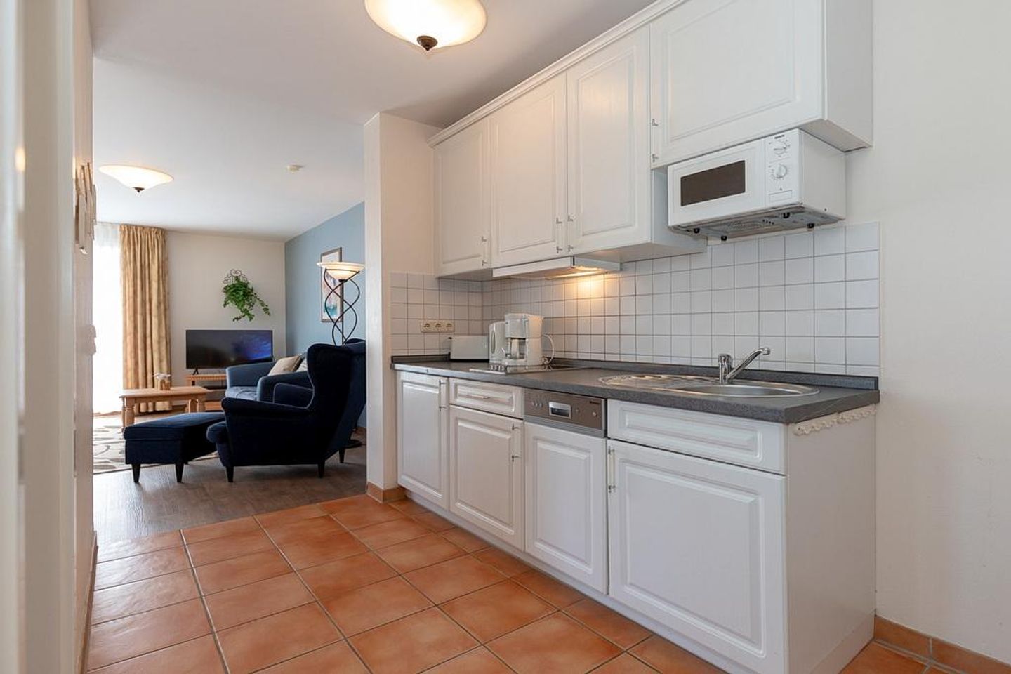 Meeresblick Meeresblick 306 Kühlungsborn - Küchenzeile mit Mikrowelle